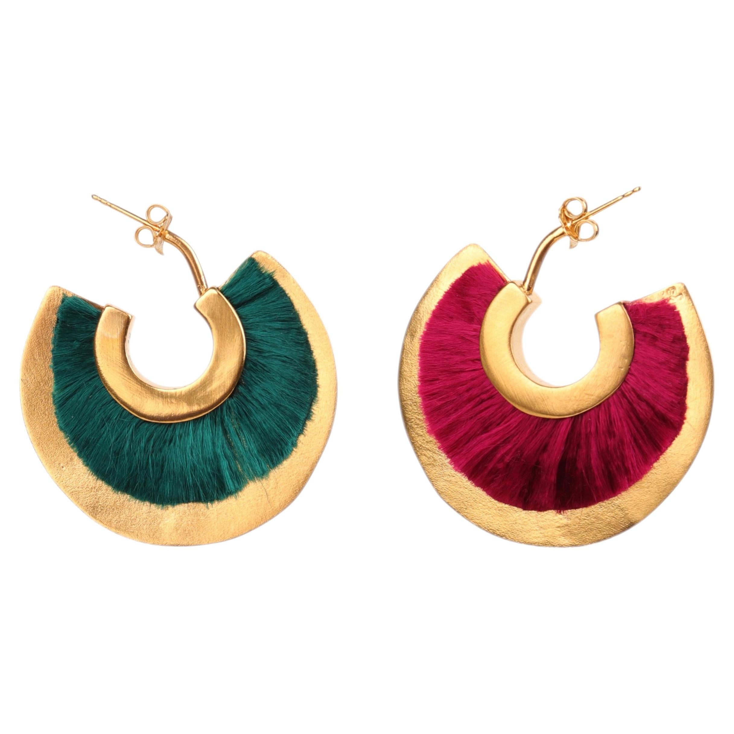 Aros de seda de doble cara en verde azulado oscuro y frambuesa de Katerina Makriyianni