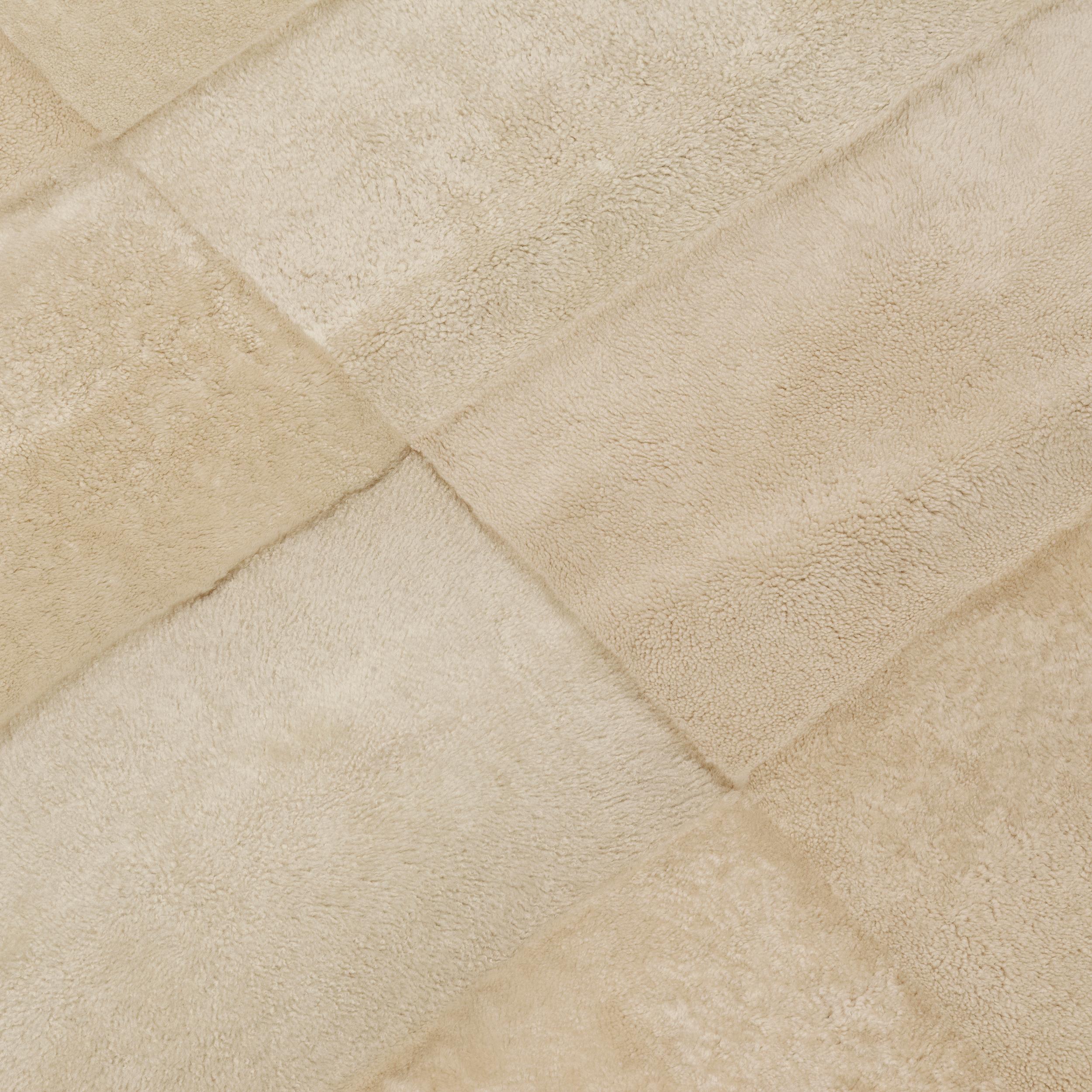 Utilisé comme jeté sur un canapé et un lit king ou comme couvre-lit queen de luxe, sa douceur exquise et son aspect léger apporteront chaleur et raffinement à votre intérieur. 
Accessoire de maison exclusif, fabriqué sur commande. Il n'y a pas une