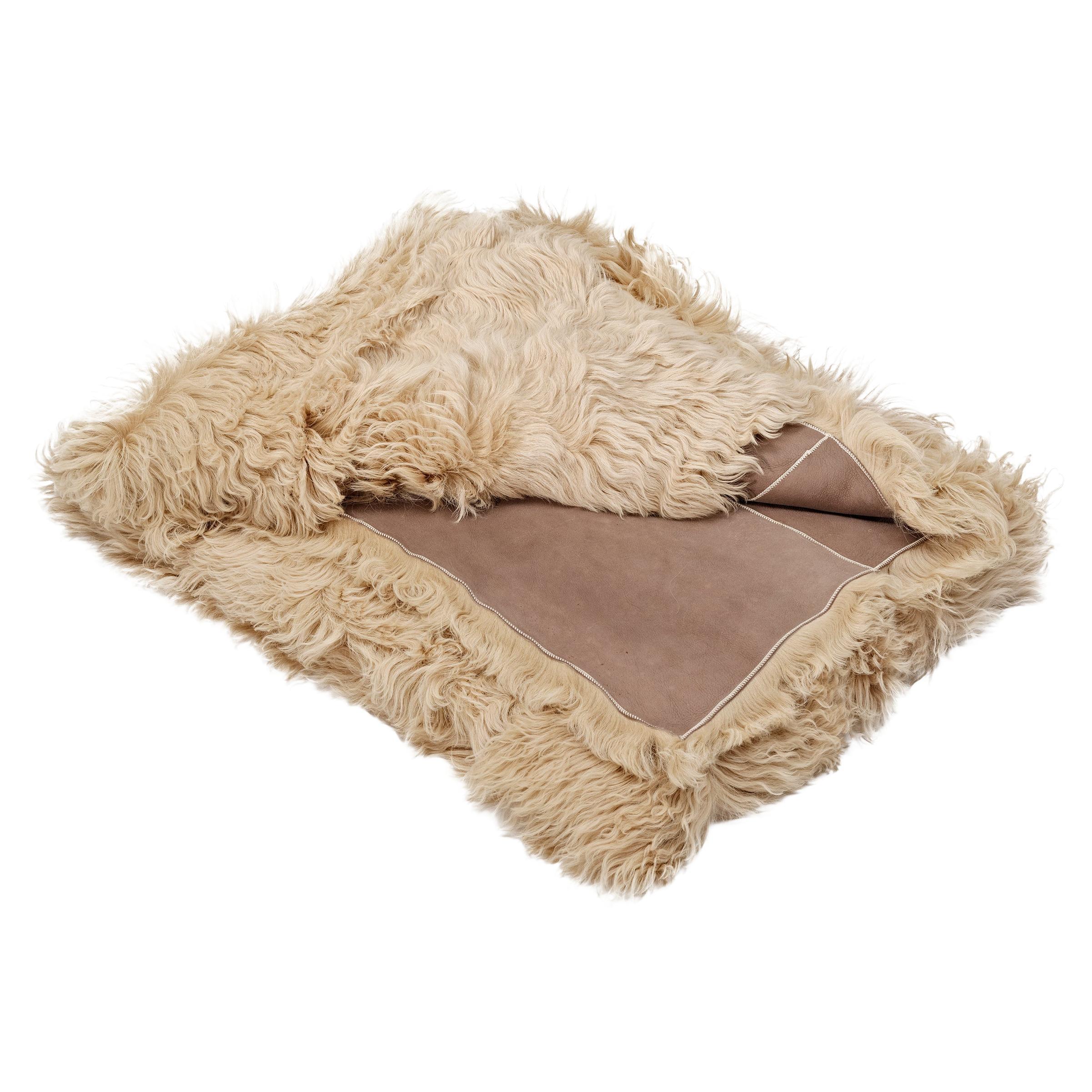 Long Curly Fur Throw Deckendecke aus Schafsfell mit zwei Gesichtern im Angebot