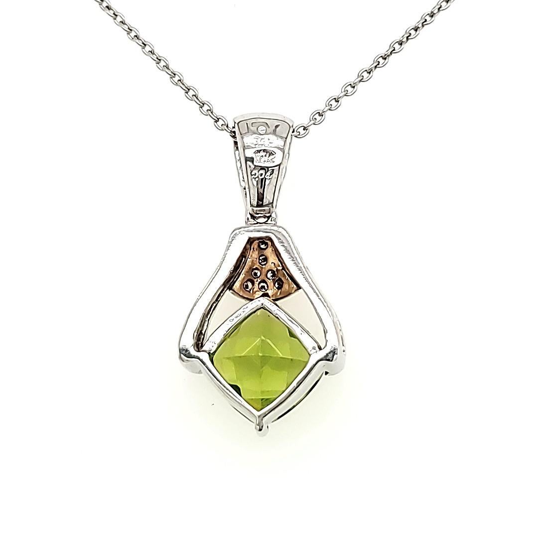 Double faceted peridot pendant in white gold and diamonds appropriate for  Valentines

A statement making pendant that shows a 3.02 ct peridot that has double sided facets, held on either side by 18 K white gold clasps and a support setting