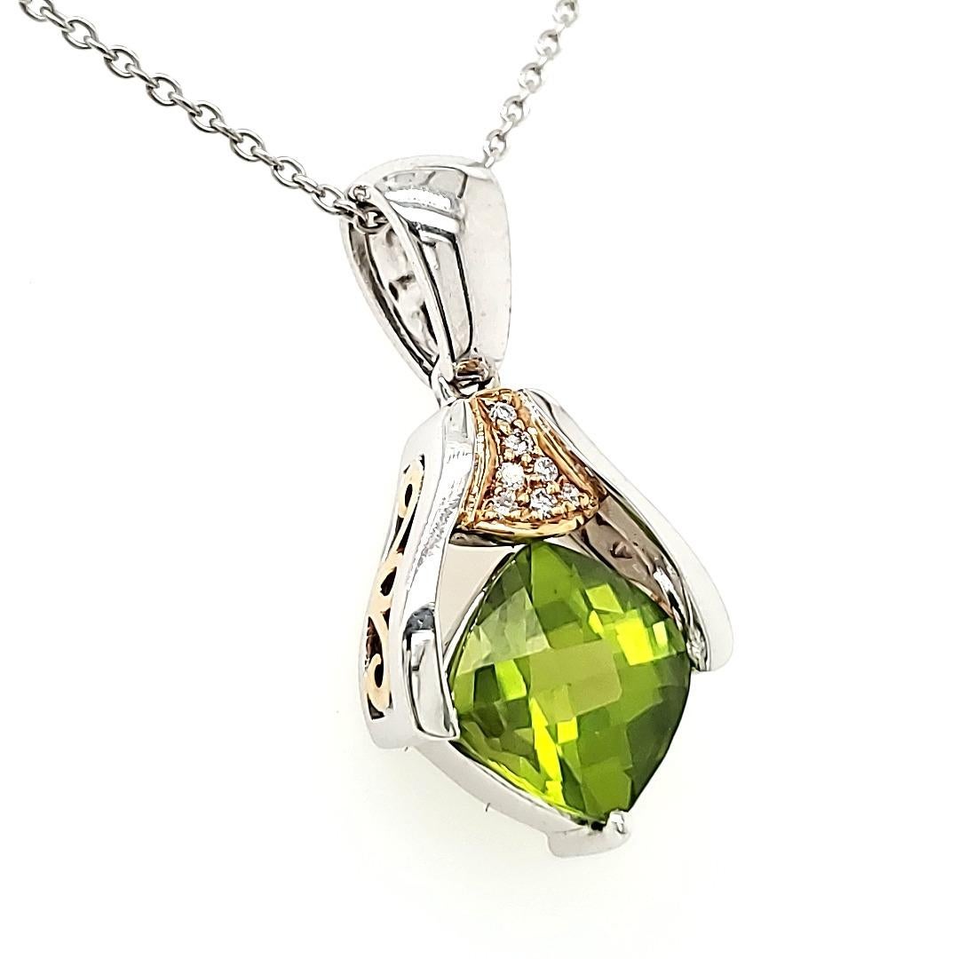 Double Faceted Peridot Pendant in White Gold and Diamonds In New Condition For Sale In Hong Kong, HK