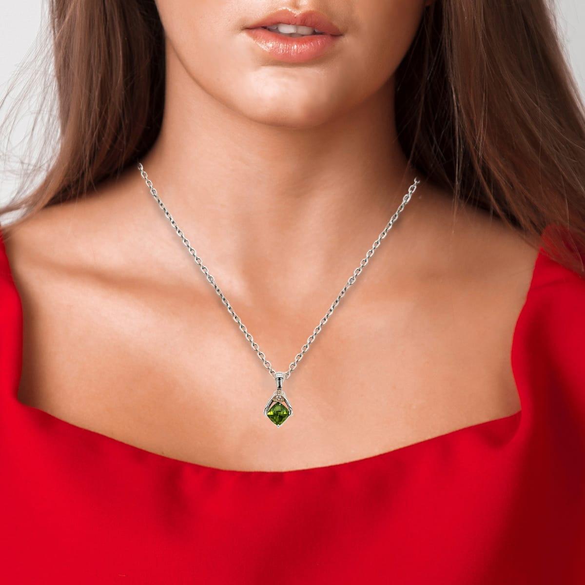 Pendentif en or blanc et diamants avec péridot à double facette en vente 2