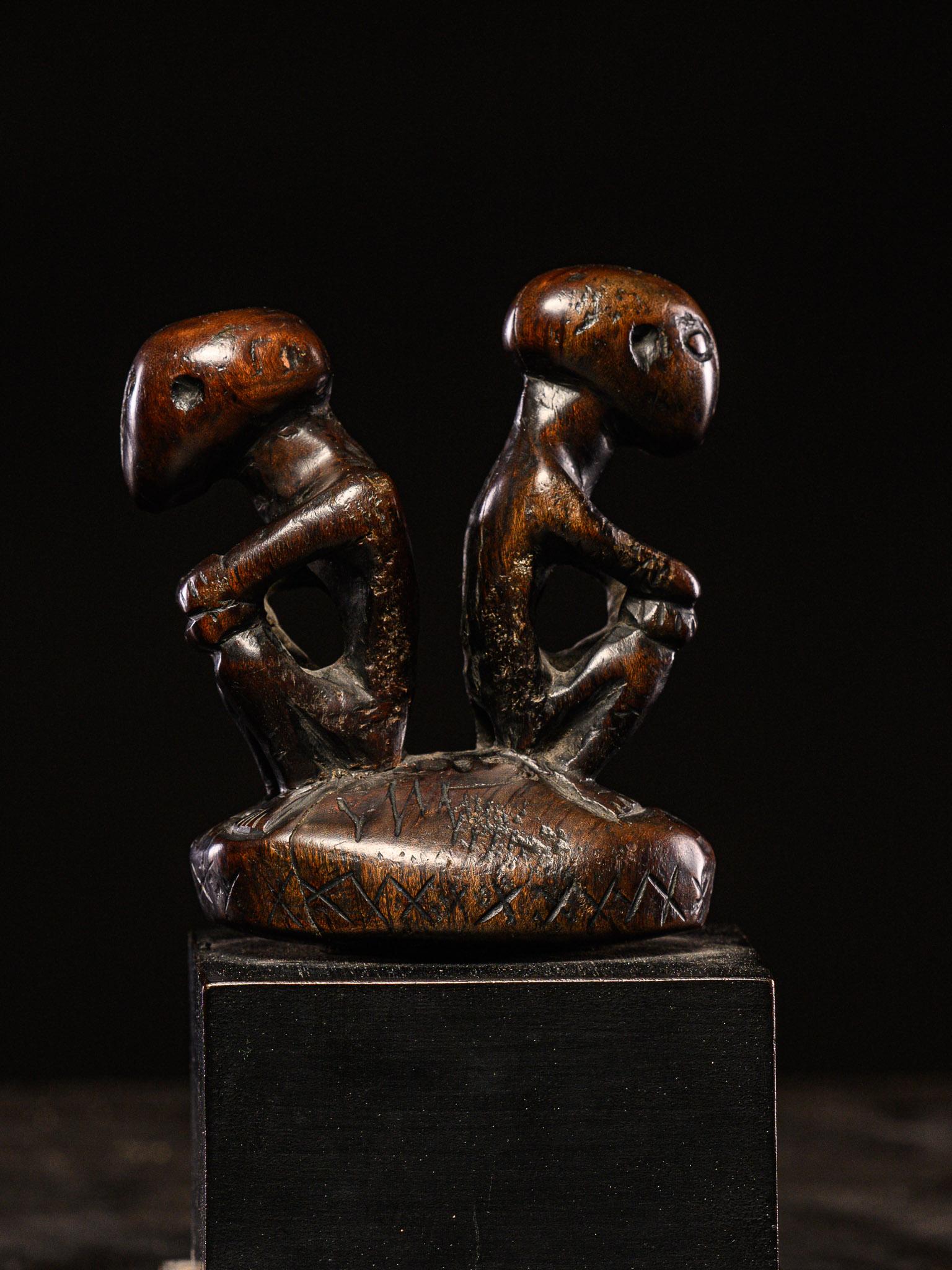 Manico di gong in legno duro a doppia figurazione, Ifugao People, Filippine. In condizioni buone in vendita a Leuven , BE