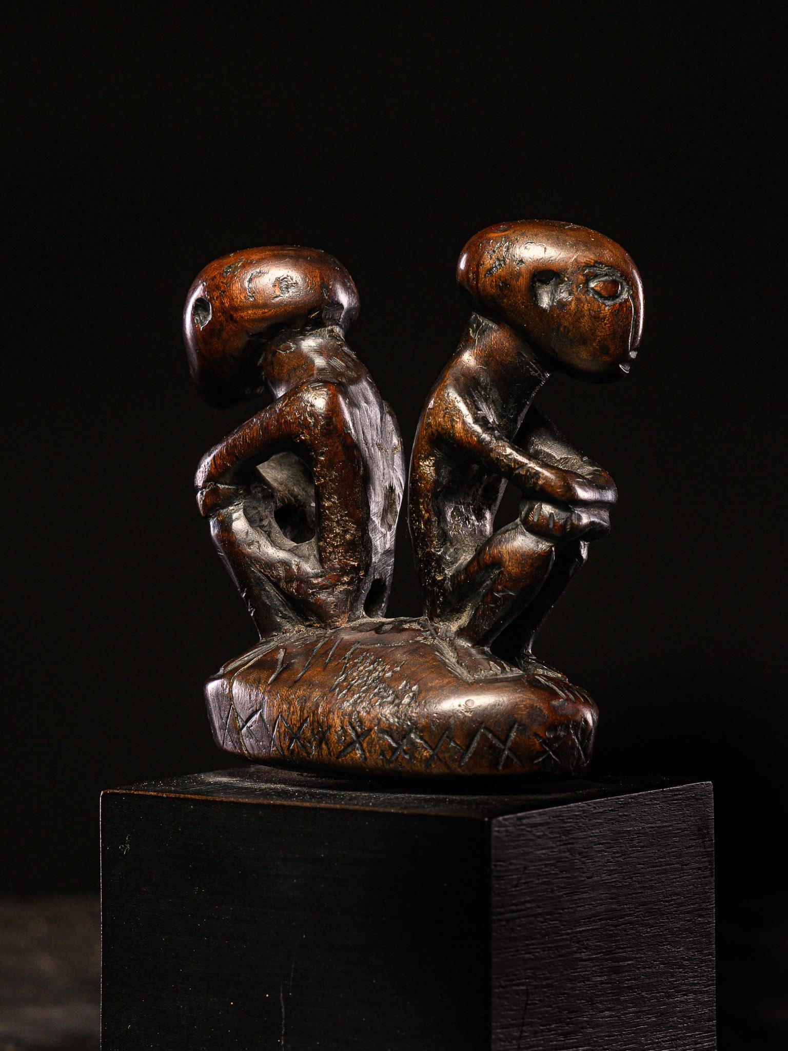 XX secolo Manico di gong in legno duro a doppia figurazione, Ifugao People, Filippine. in vendita