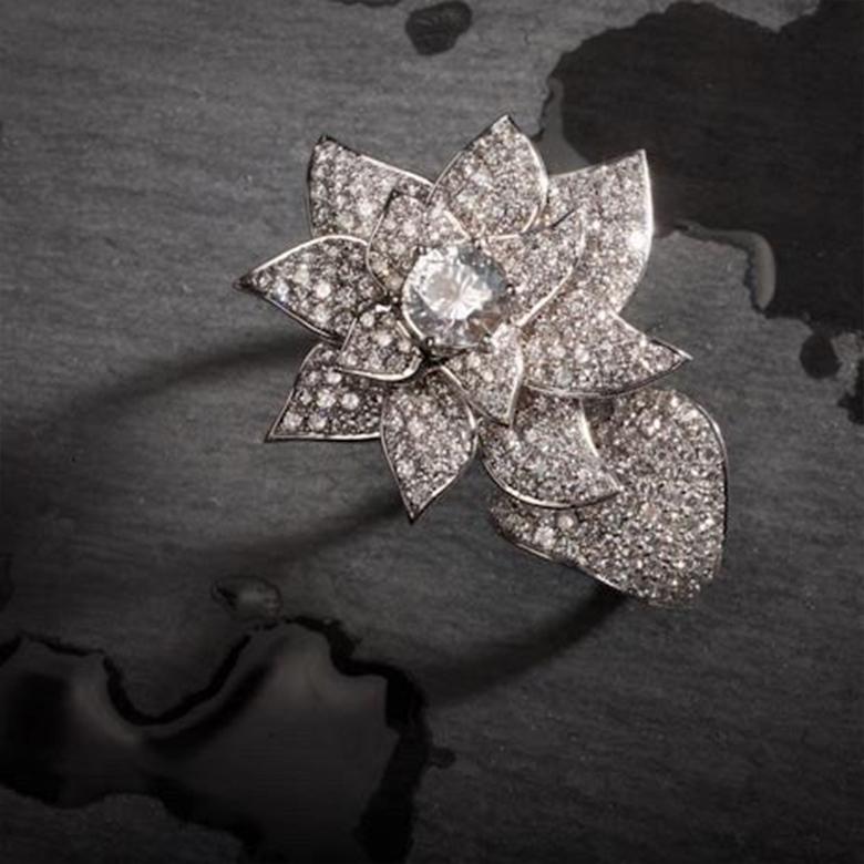Moderno Anello Flower Power a due dita in vendita