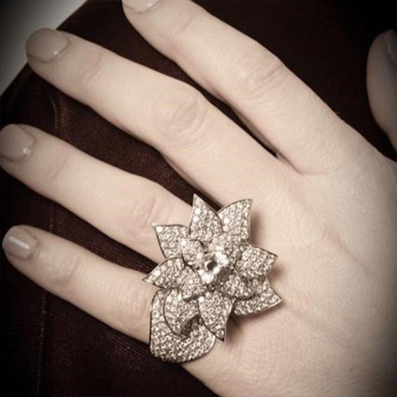 Anello Flower Power a due dita In condizioni Nuovo in vendita a Los Angeles, CA