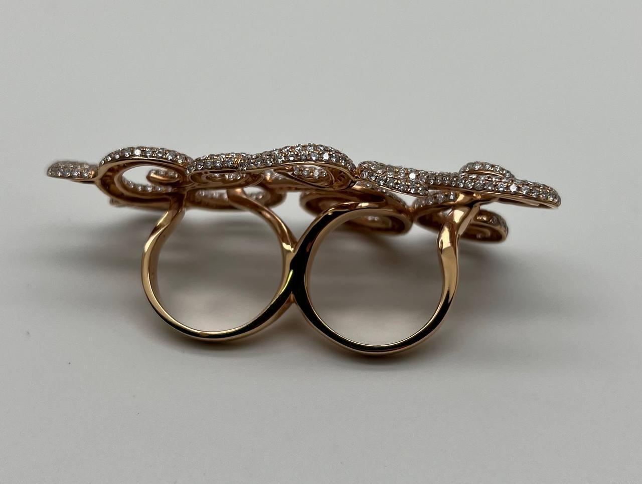 Statement-Knuckle-Ring aus 18 Karat Roségold mit doppeltem Finger, Wirbelwellen und Diamantpavé (Rundschliff) im Angebot