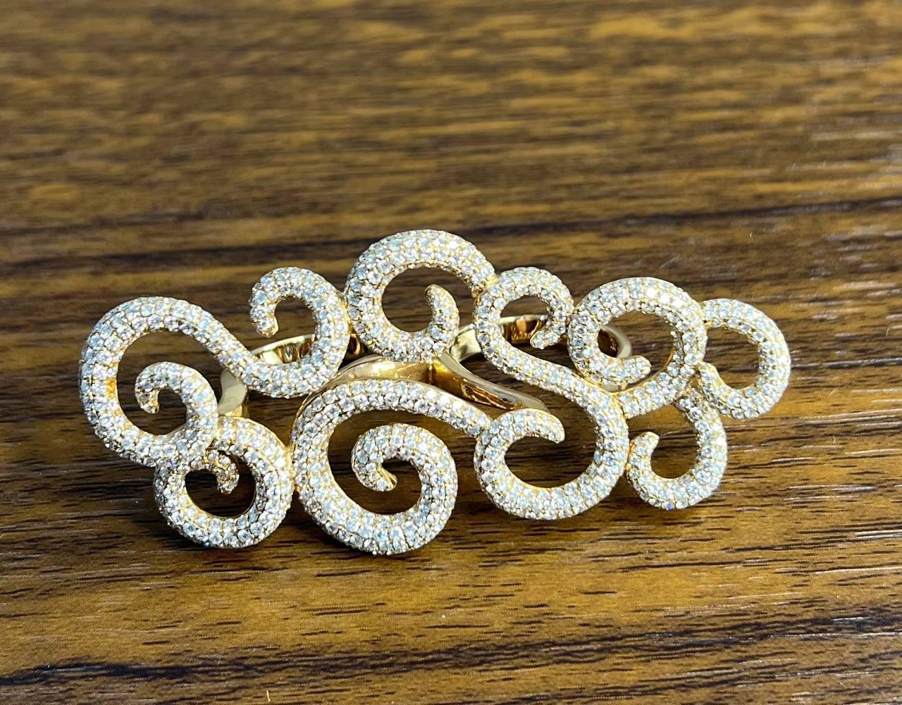 Statement-Knuckle-Ring aus 18 Karat Roségold mit doppeltem Finger, Wirbelwellen und Diamantpavé im Zustand „Neu“ im Angebot in Oakton, VA