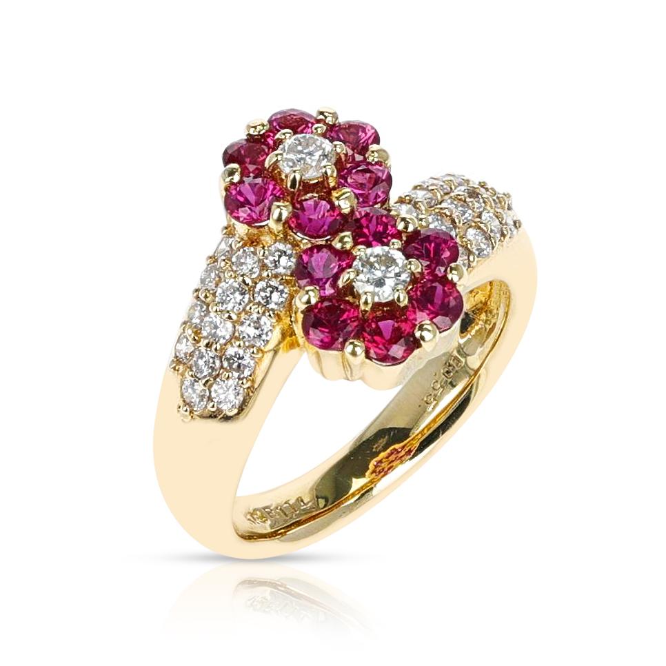 Eine Blume mit 1,14 Karat Rubin-Ring mit 0,55 Karat 18 Karat Diamanten (Rundschliff) im Angebot
