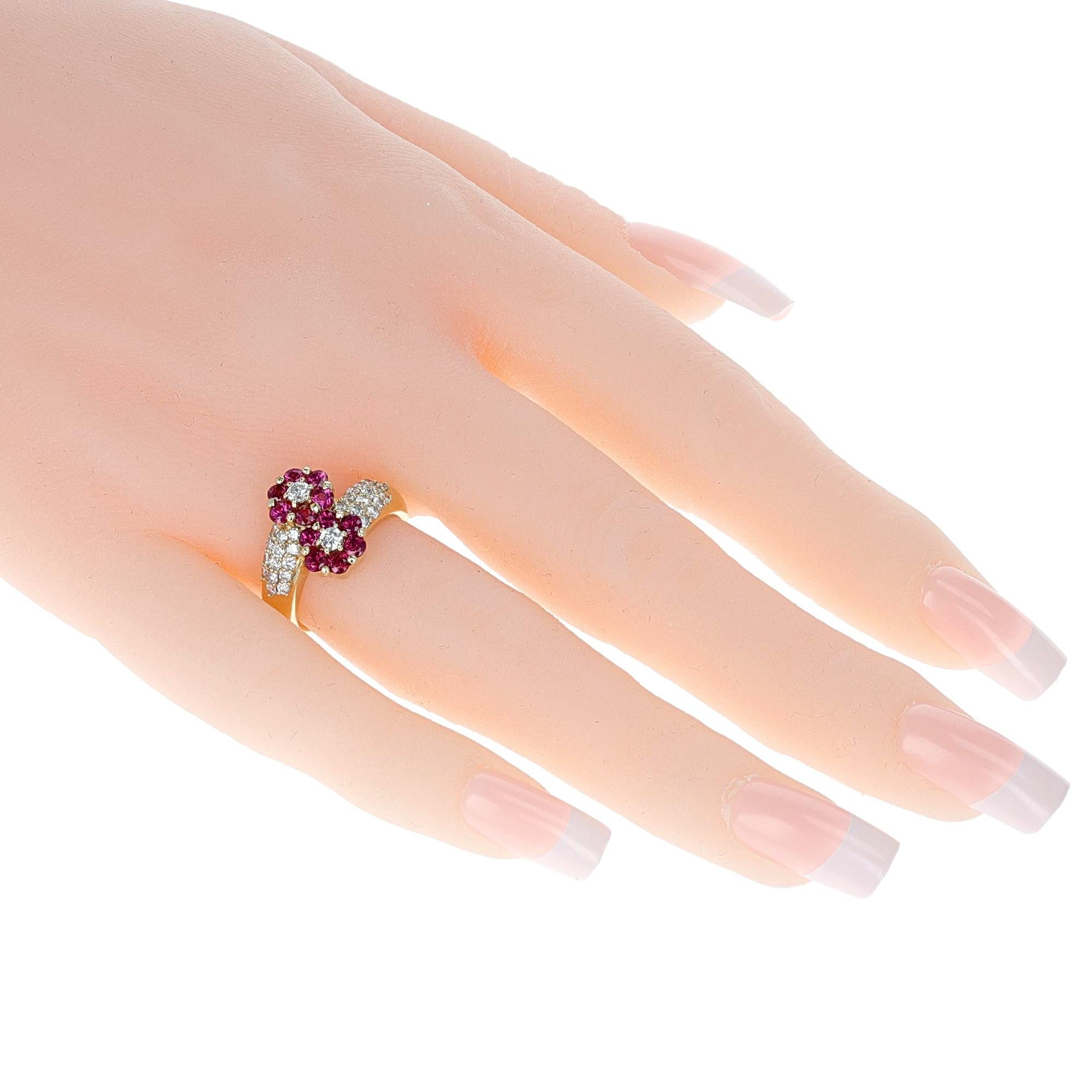 Eine Blume mit 1,14 Karat Rubin-Ring mit 0,55 Karat 18 Karat Diamanten im Zustand „Hervorragend“ im Angebot in New York, NY