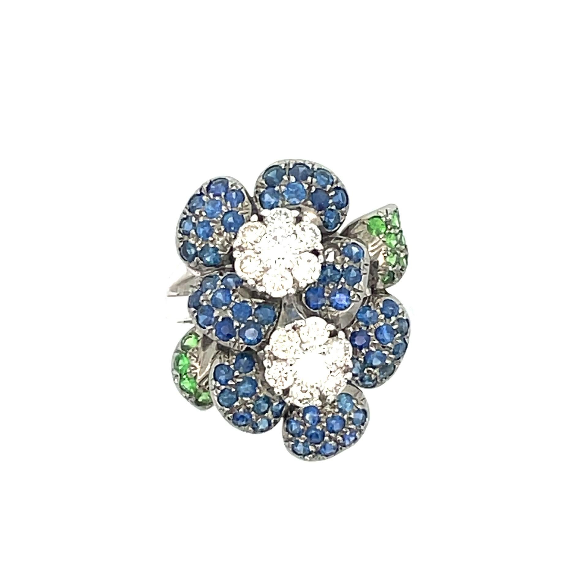 Contemporain Bague à double fleur pavée, saphirs bleus et diamants blancs en or blanc 18 carats en vente