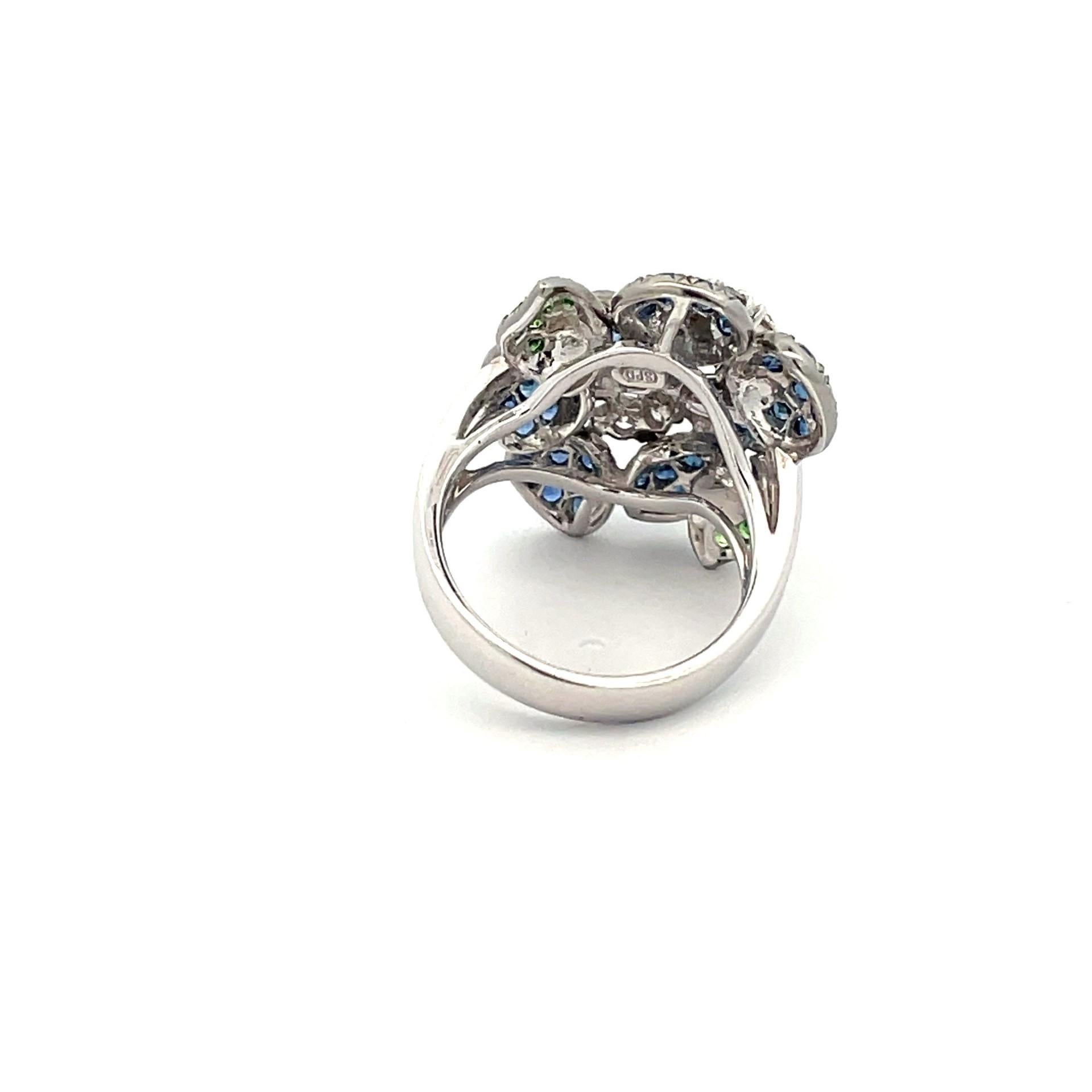 Double Flower Pave Ring, Blue sapphires & White Diamonds in 18Kt White Gold In New Condition For Sale In Westmount, CA