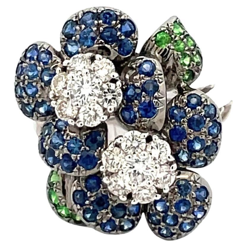 Bague à double fleur pavée, saphirs bleus et diamants blancs en or blanc 18 carats en vente