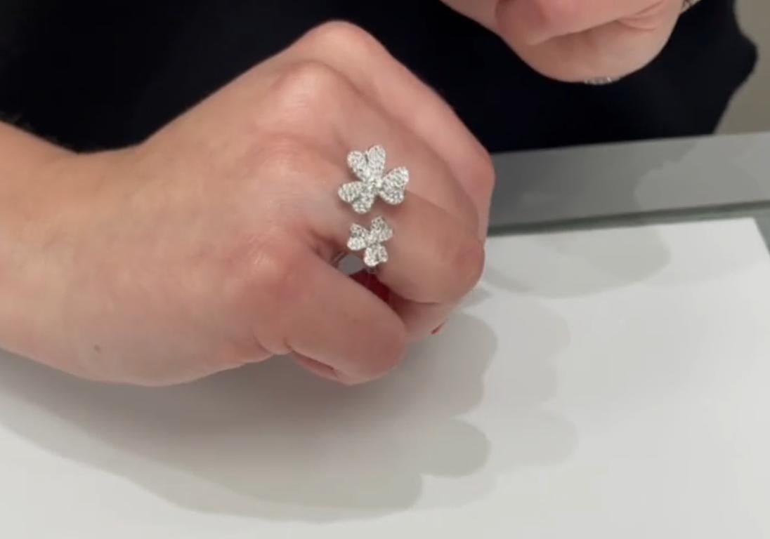 Doppelter Blumenring aus 18 Karat Weißgold mit Diamanten Damen im Angebot