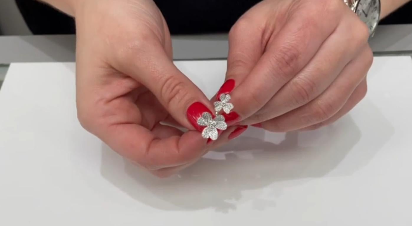 Doppelter Blumenring aus 18 Karat Weißgold mit Diamanten im Angebot 4