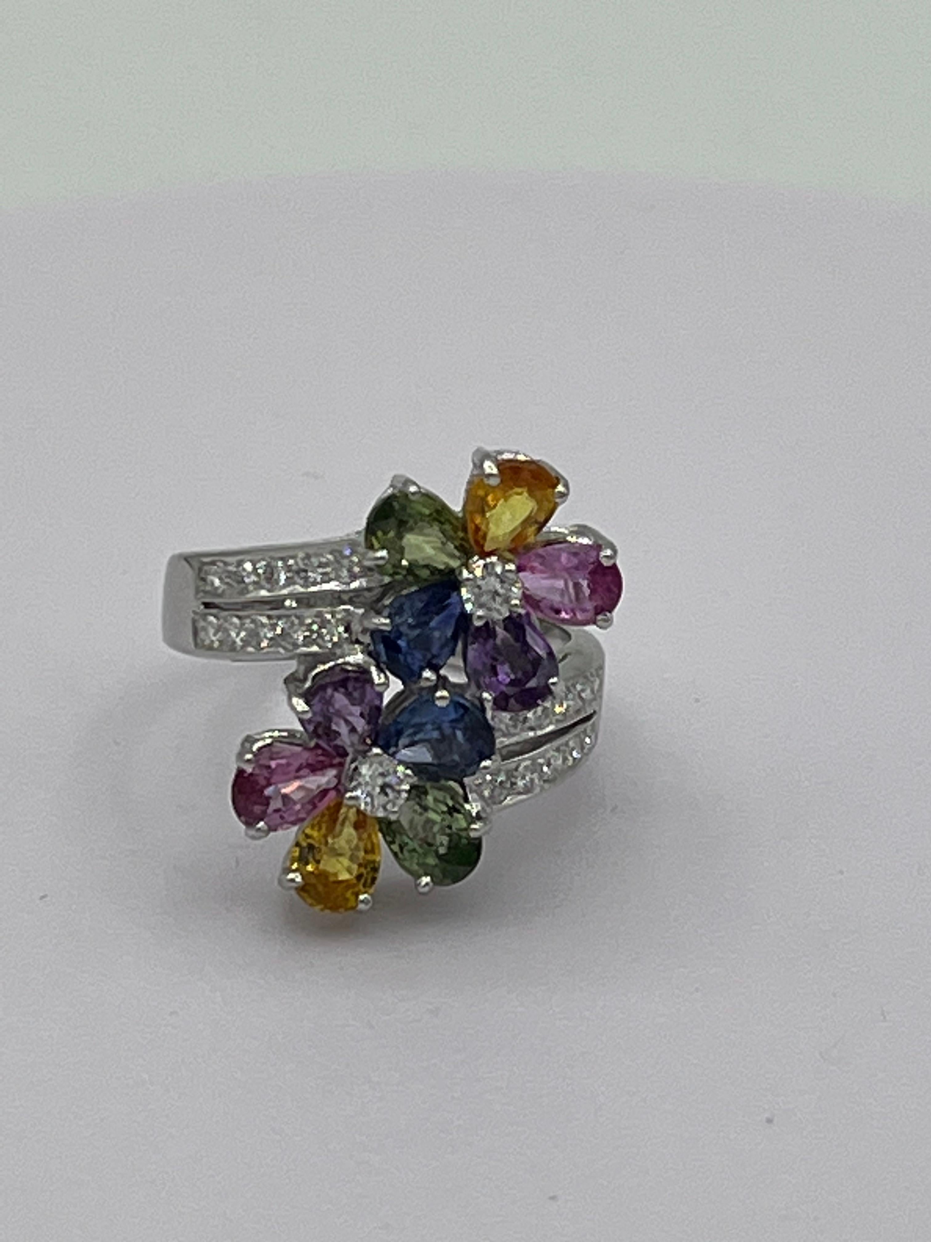 18 k white gold
4,75 ct multicolor sapphire
0,44. ct. diamonds
8,6 gram
size 55

This ring is a beautiful flower ring with pink, yellow, purple, green and blue sapphire,
in each flower in the middle one diamond, on the ring rail are double diamonds