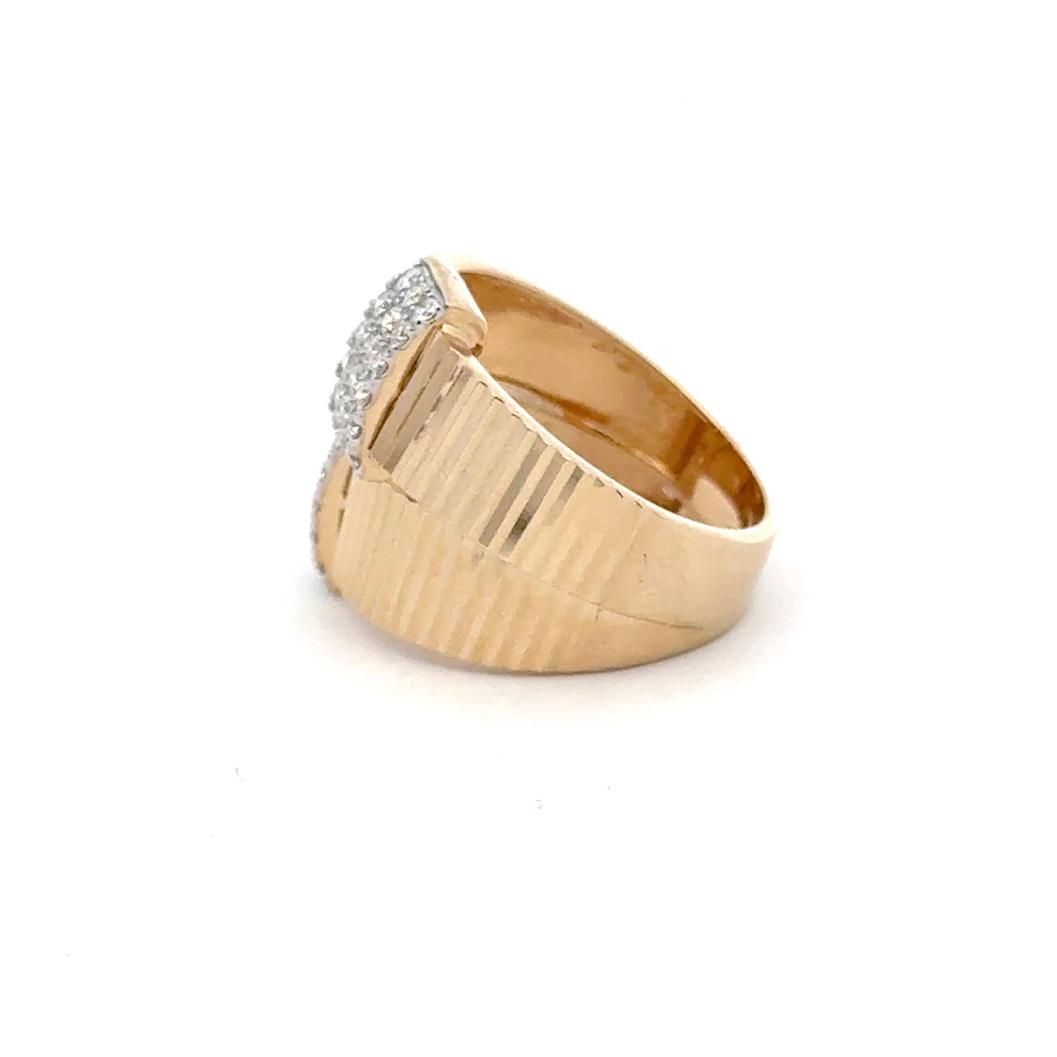 Bague de mode en or jaune 14 carats présentant un anneau à motif cannelé à double rangée avec 36 brillants ronds pesant 0,42 carats. 

Plus de designs de bijoux cannelés en stock
Message pour photos et détails
Recherche Harbor Diamonds