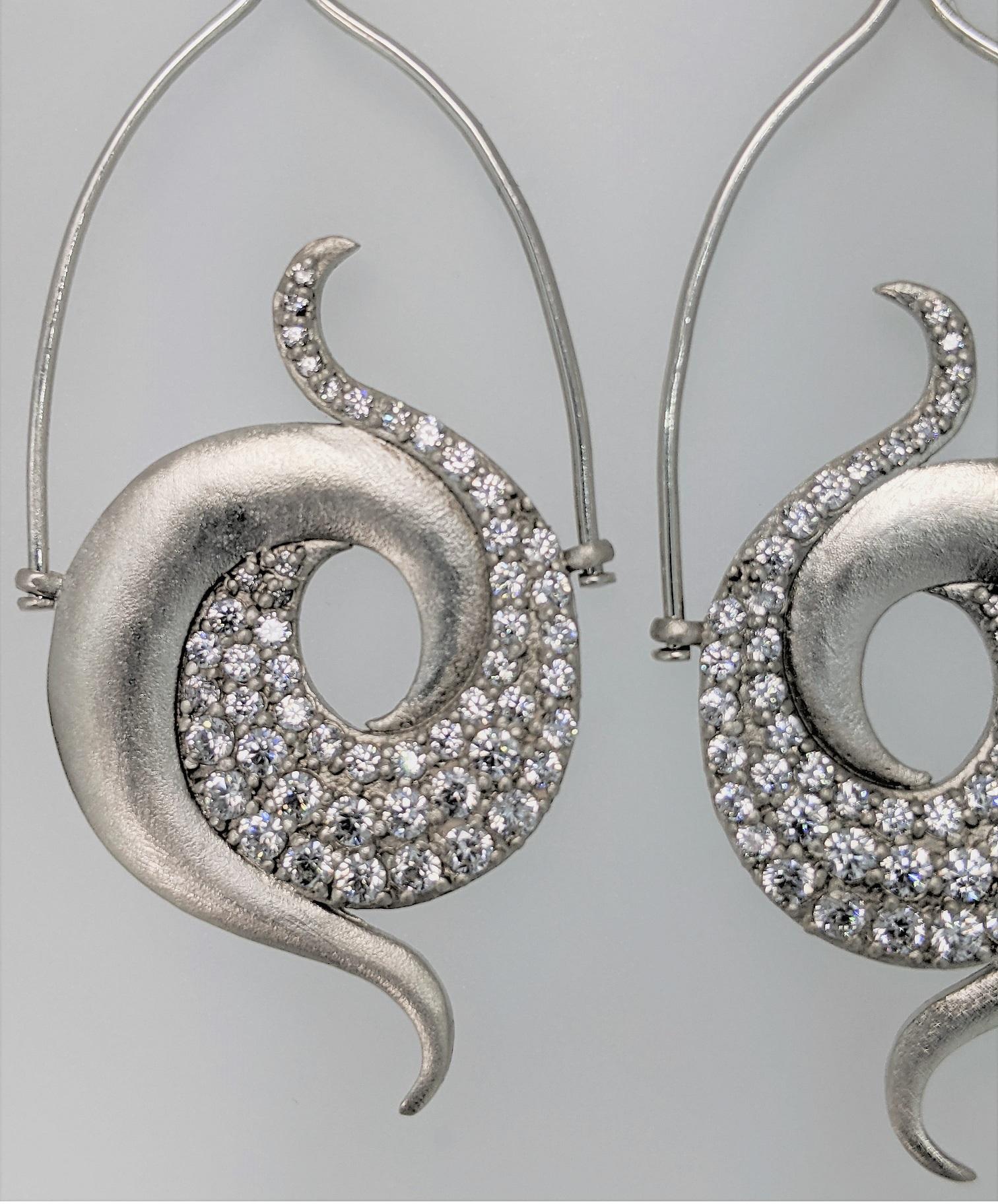 Taille ronde Pendants d'oreilles Galaxy doubles en argent sterling avec pierres blanches scintillantes en vente
