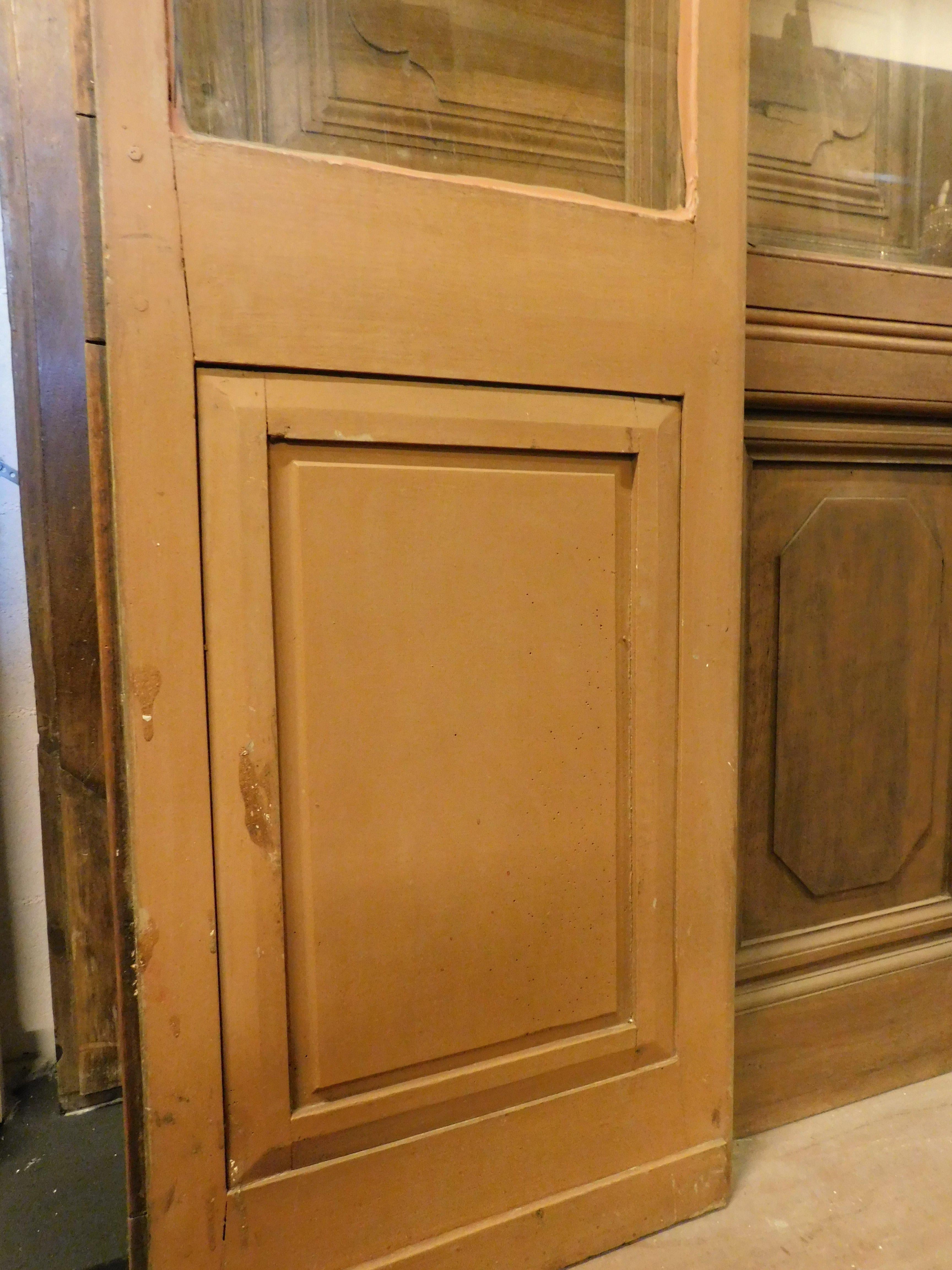 Puerta doble acristalada de madera con panel inferior tallado, para restaurar, Italia en venta 3