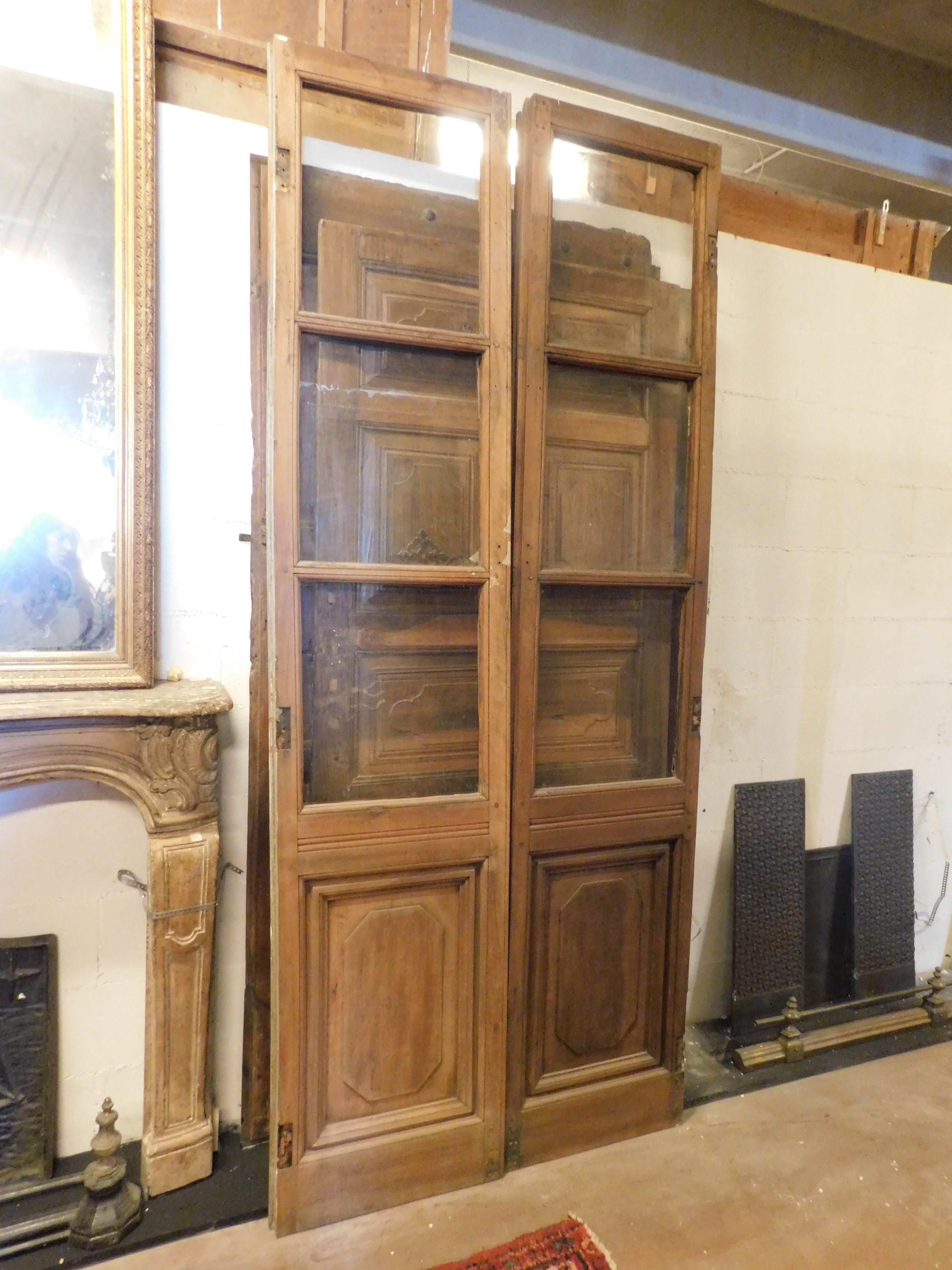 Antigua puerta de cristal doble, de madera maciza de álamo, sin marco con panel inferior tallado, para restaurar como se muestra en la foto, procedente de Italia, original del siglo XIX.
Medidas cm An 98 x Al 235