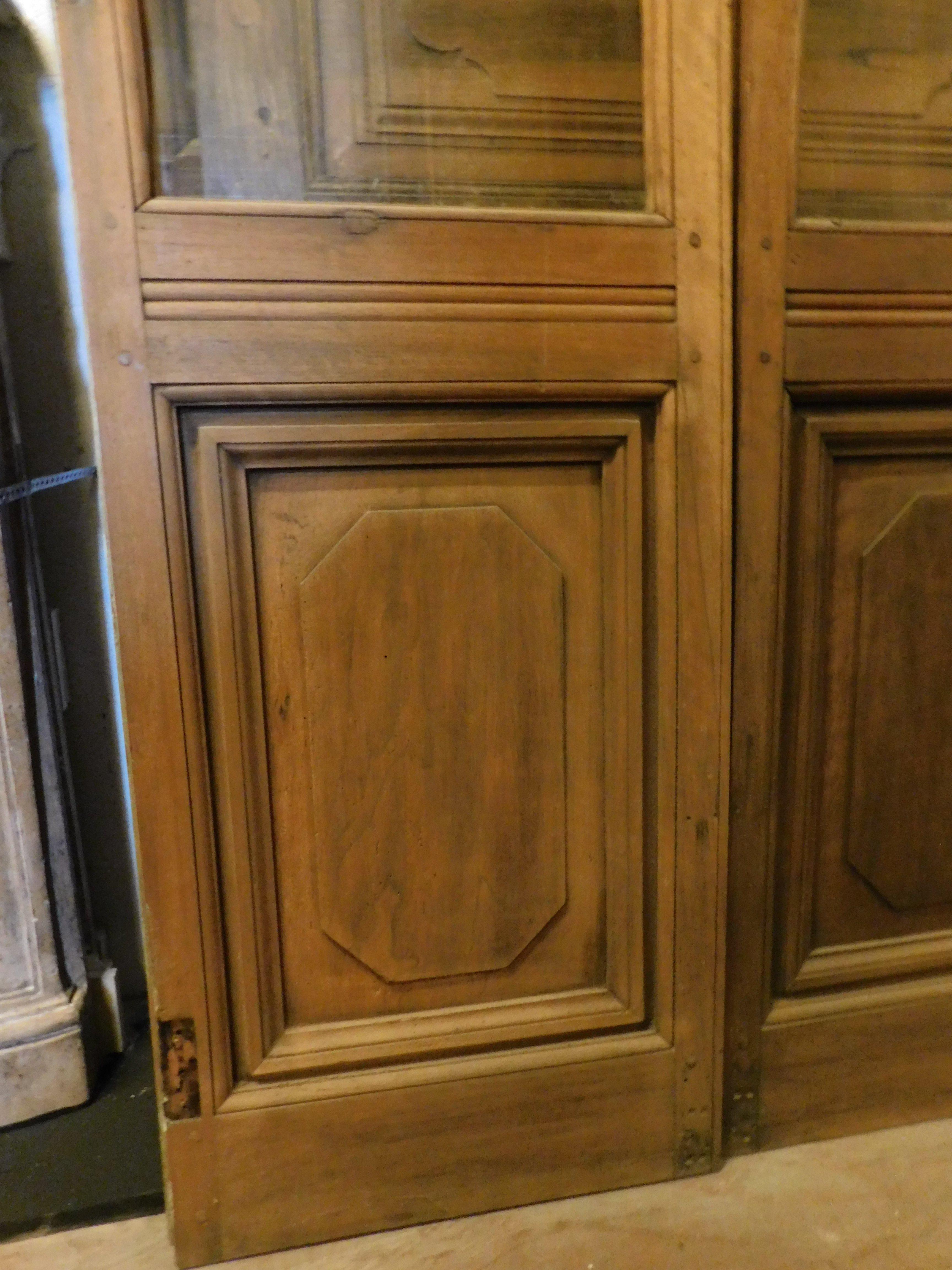 Puerta doble acristalada de madera con panel inferior tallado, para restaurar, Italia Tallado a mano en venta