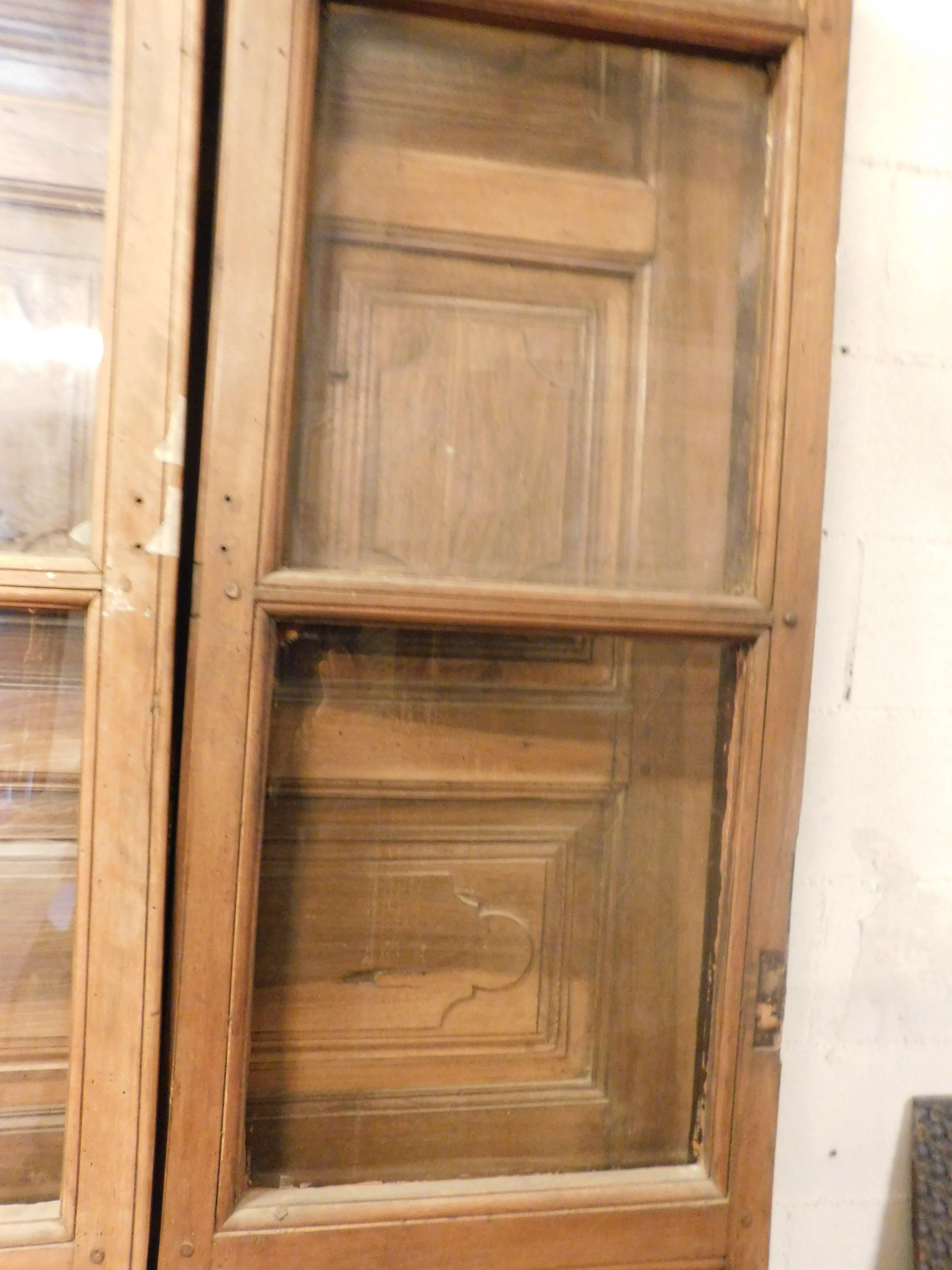 Puerta doble acristalada de madera con panel inferior tallado, para restaurar, Italia siglo XIX en venta