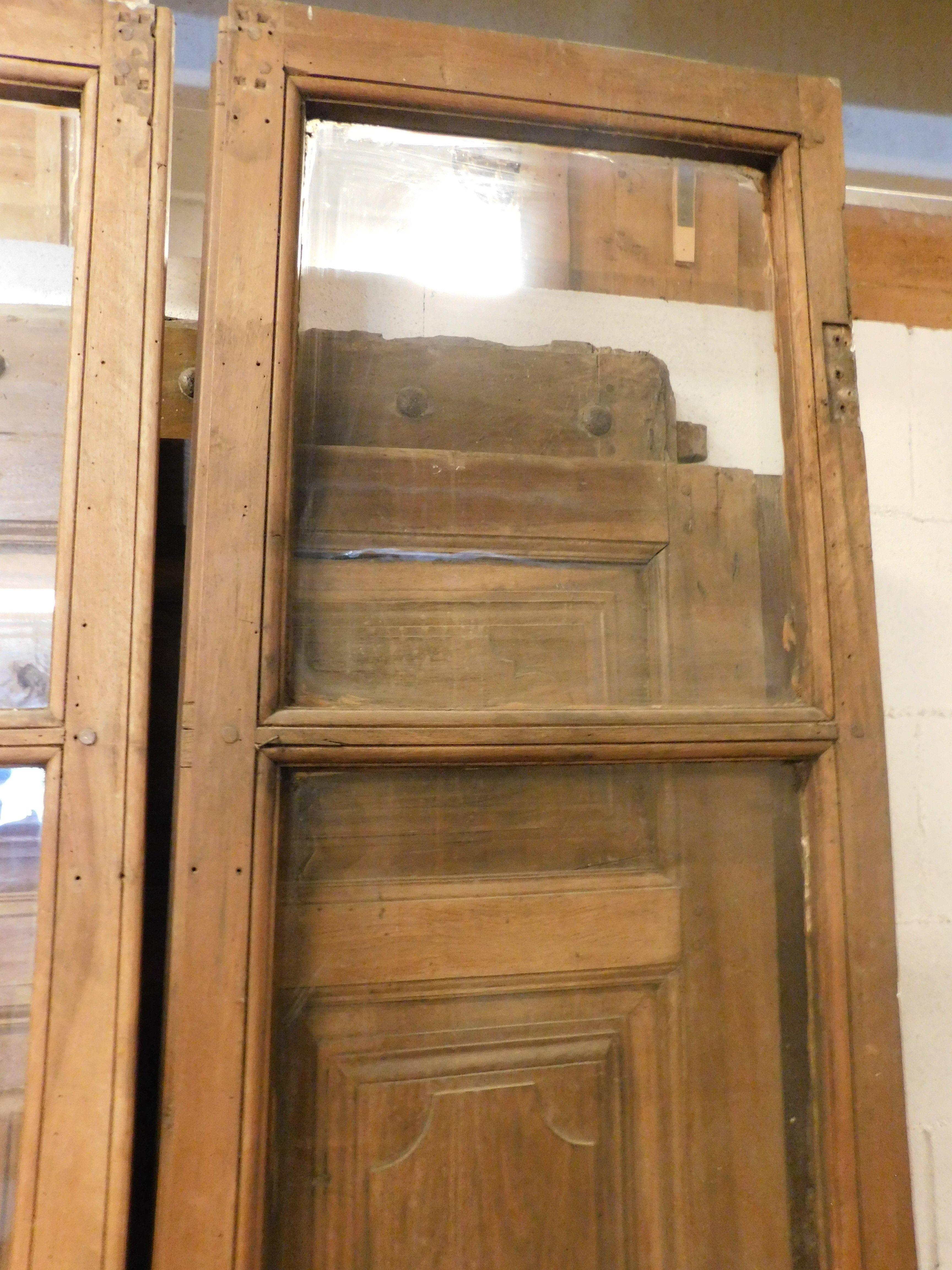 Puerta doble acristalada de madera con panel inferior tallado, para restaurar, Italia Álamo en venta