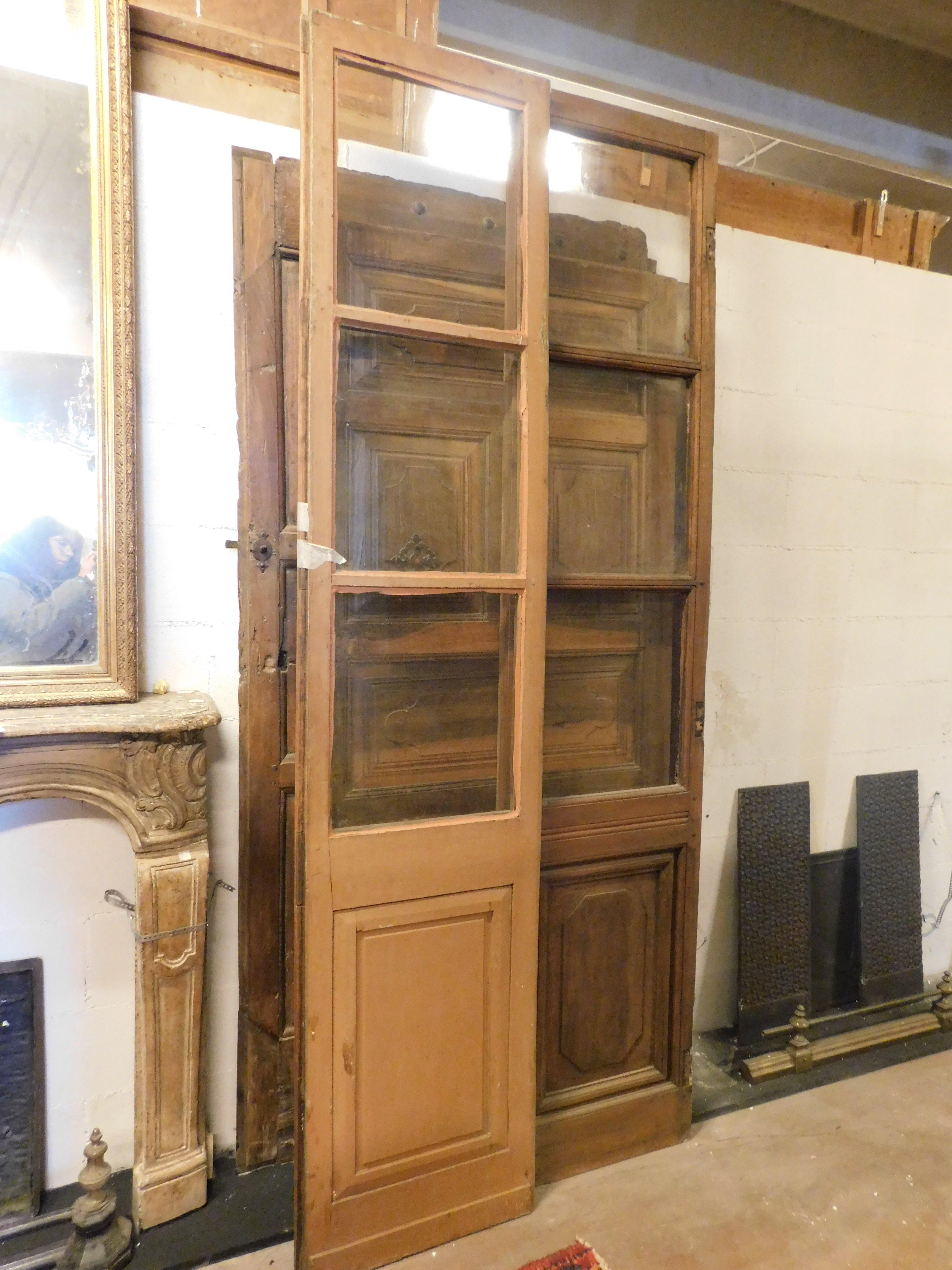 Puerta doble acristalada de madera con panel inferior tallado, para restaurar, Italia en venta 1