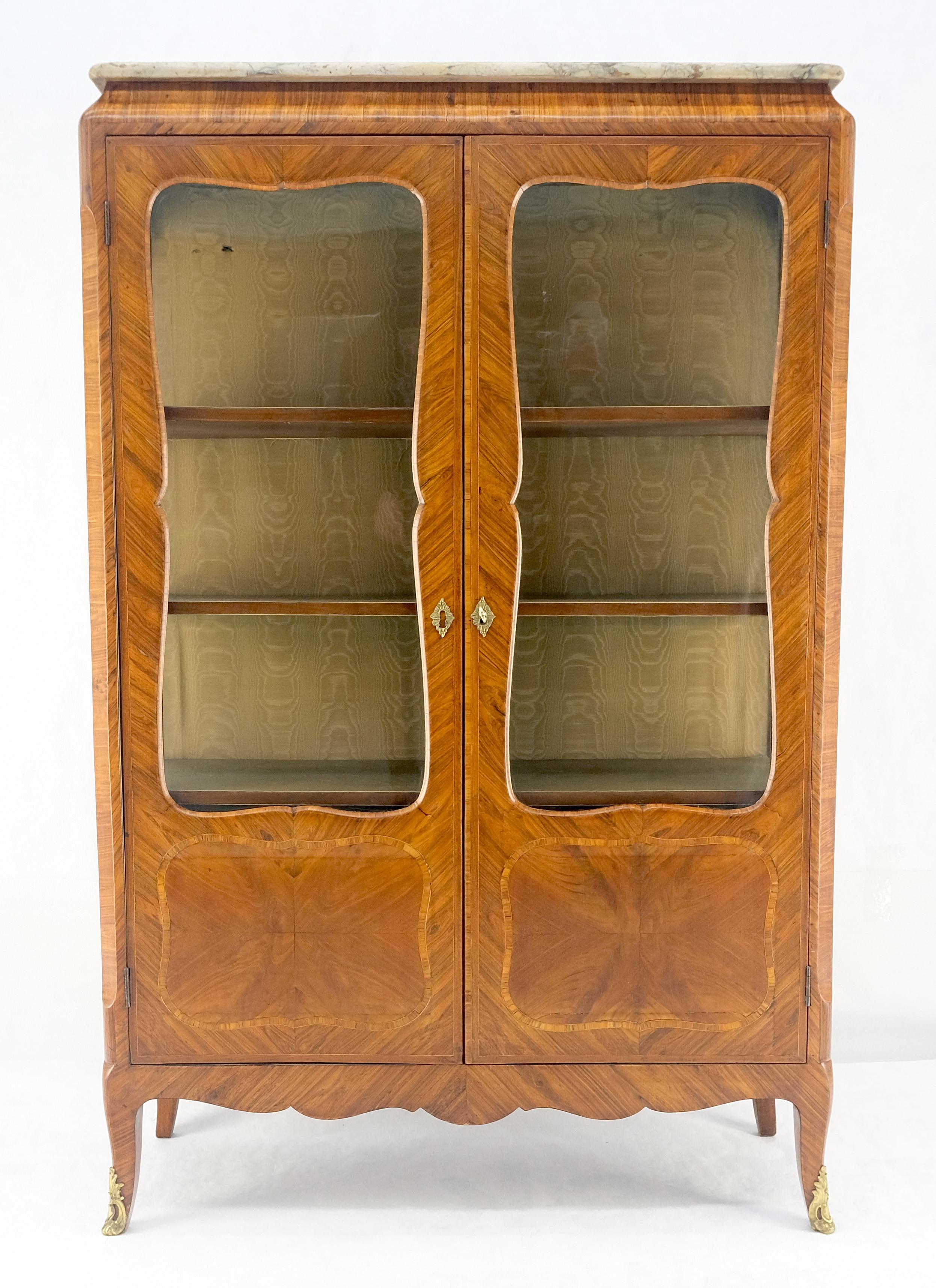 Doble puertas de cristal francés con incrustaciones de mármol superior Curio Gabinete Libro Caso MINT en Bueno estado para la venta en Rockaway, NJ