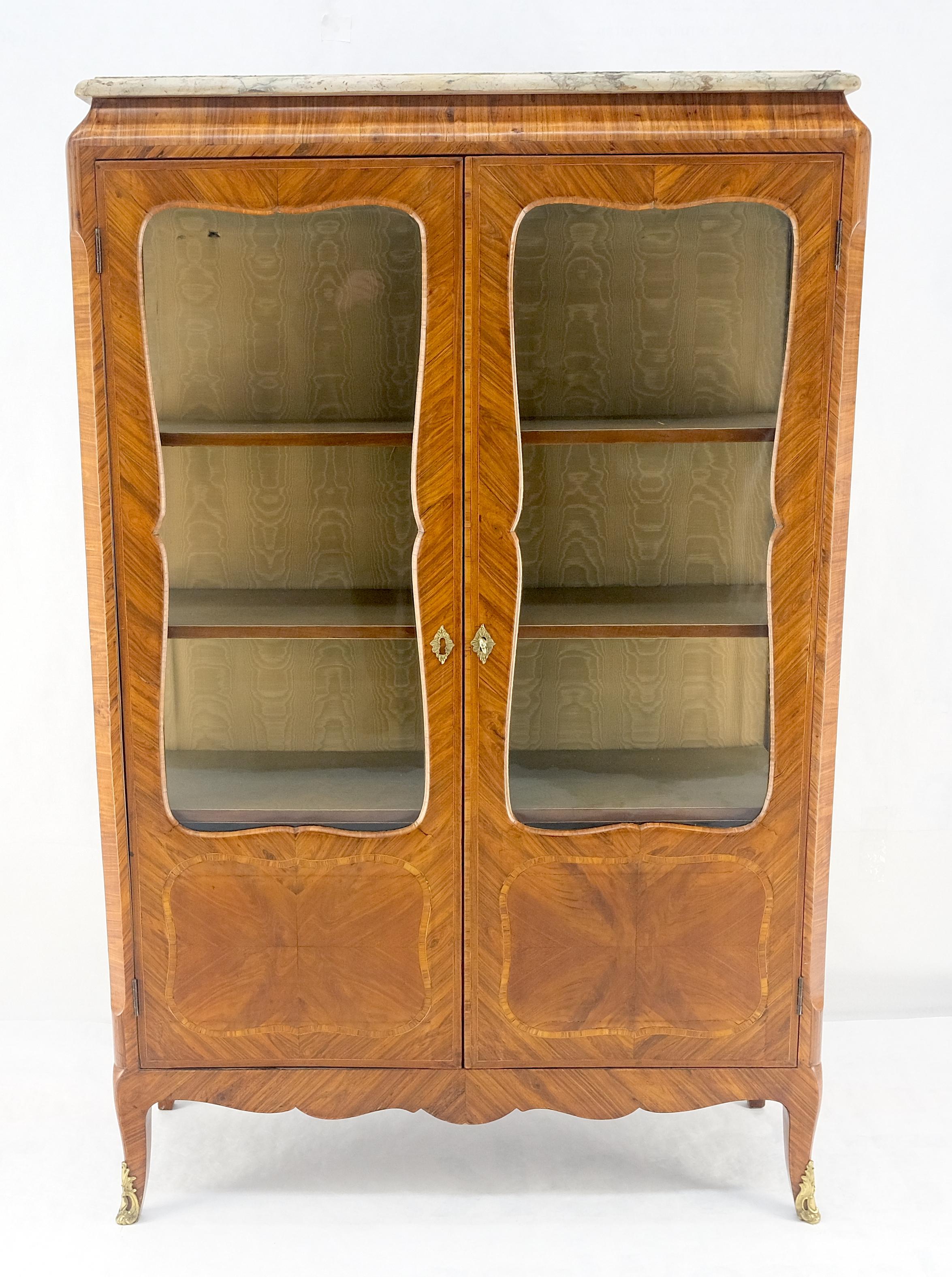 Doble puertas de cristal francés con incrustaciones de mármol superior Curio Gabinete Libro Caso MINT siglo XX en venta