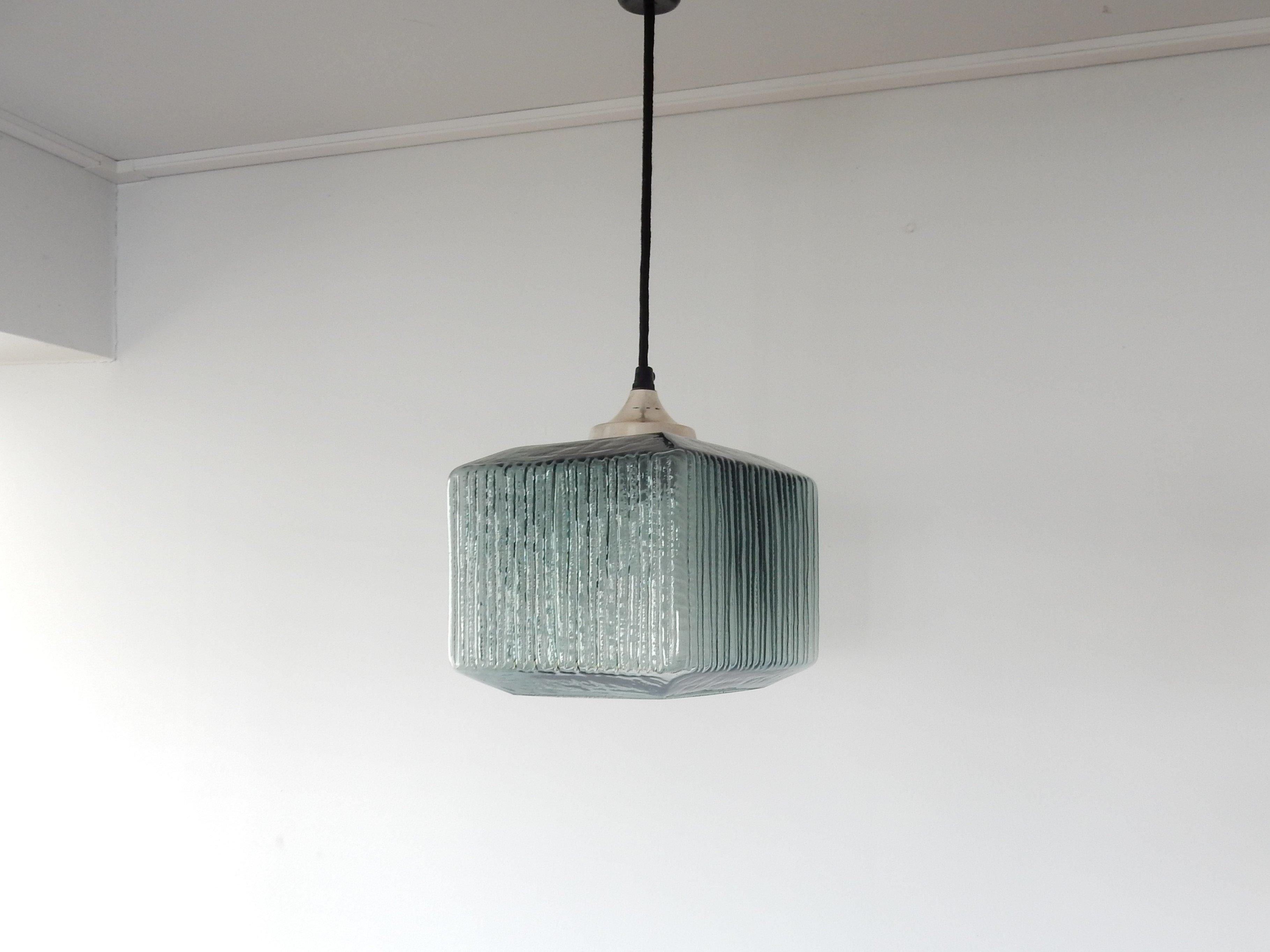 Questa lampada a sospensione in vetro è composta da un calice di vetro grigio con un calice interno di vetro trasparente. Molto simile allo stile di Carl Fagerlund per Orrefors. Abbiamo importato questa lampada dalla Danimarca e non è marcata, ma