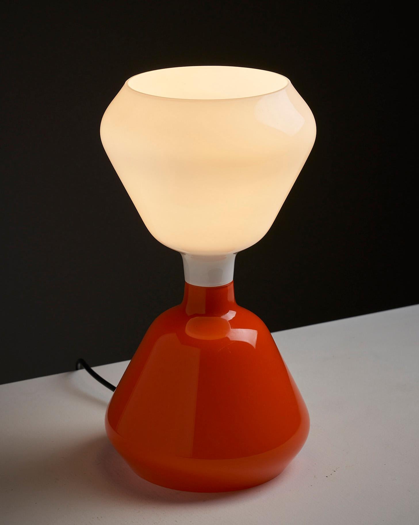 Lampe de table de Peter Pelzel pour Vistosi, Italie. Cette lampe est une pièce étonnante qui témoigne de la maîtrise du travail du verre par Vistosi. Il se compose de deux éléments en verre qui sont reliés par un effet de miroir, créant ainsi un