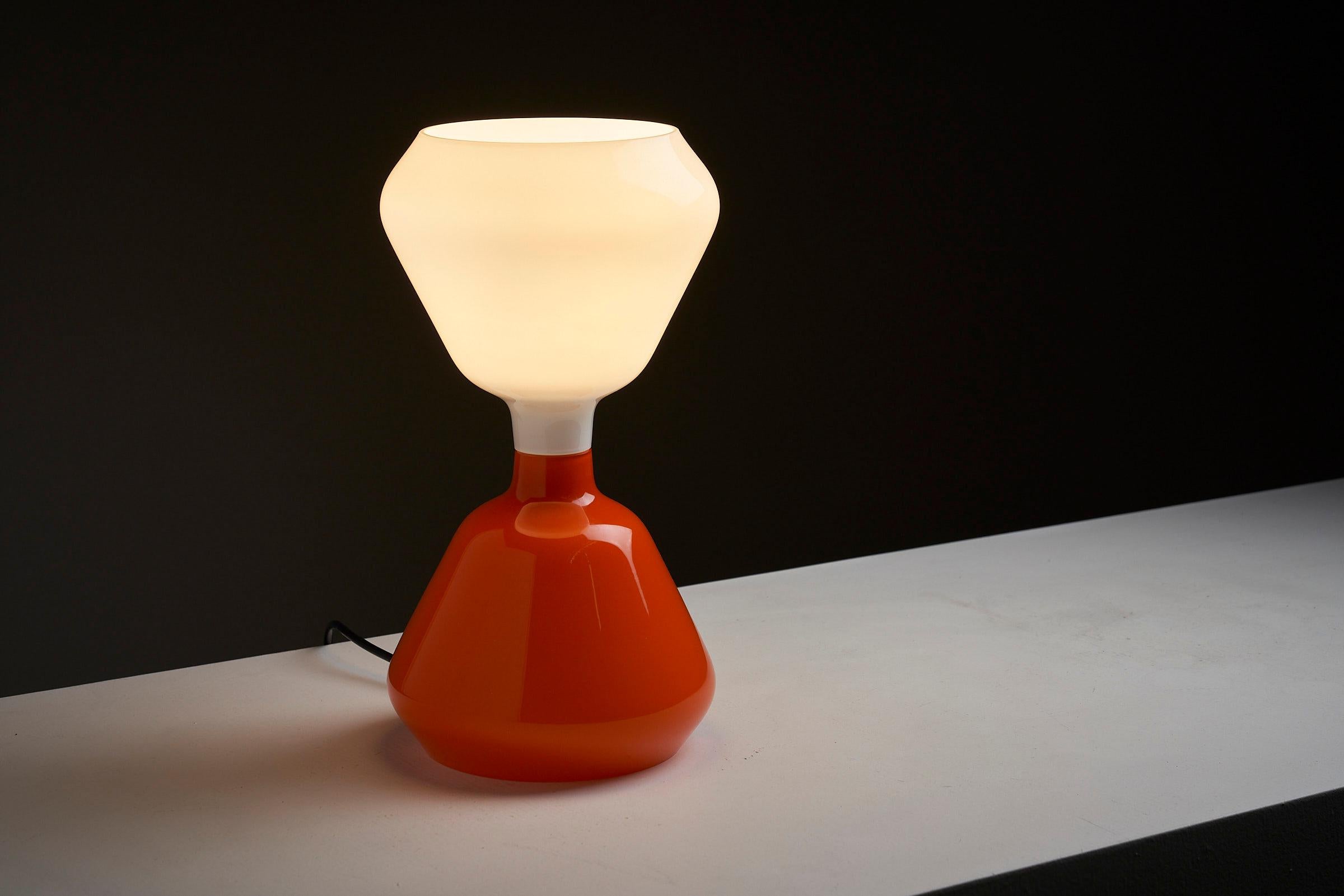 italien Lampe de bureau à double verre de Peter Pelzel pour Vistosi en vente