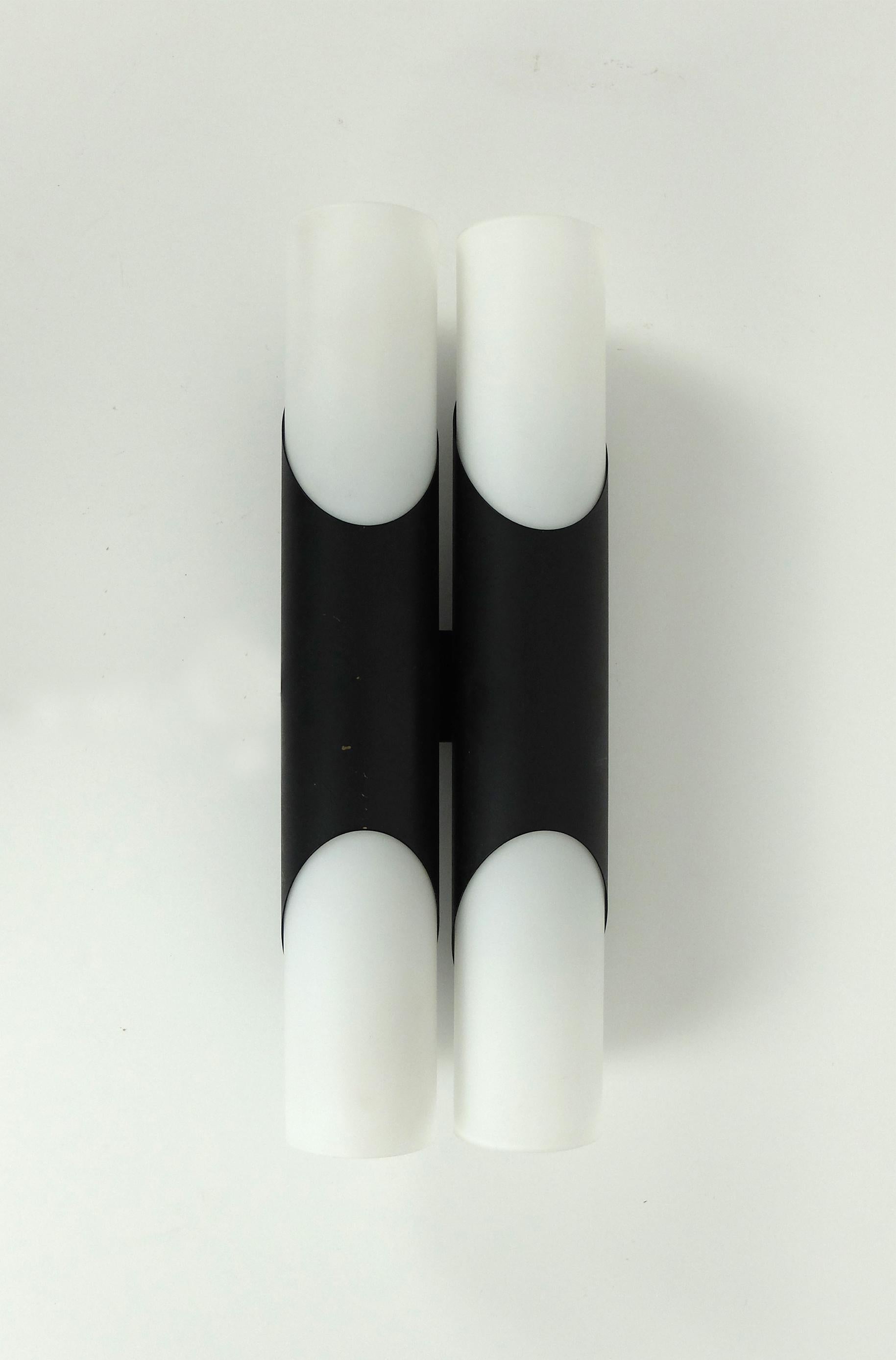Elegante Wandleuchte aus der Mitte des Jahrhunderts mit zwei weißen Opalglasdiffusoren auf einem schwarz lackierten Metallrahmen. 

Entworfen in Deutschland von Rolf Krüger und hergestellt von Paul Neuhaus Leuchten in den 1960er oder 1970er Jahren.