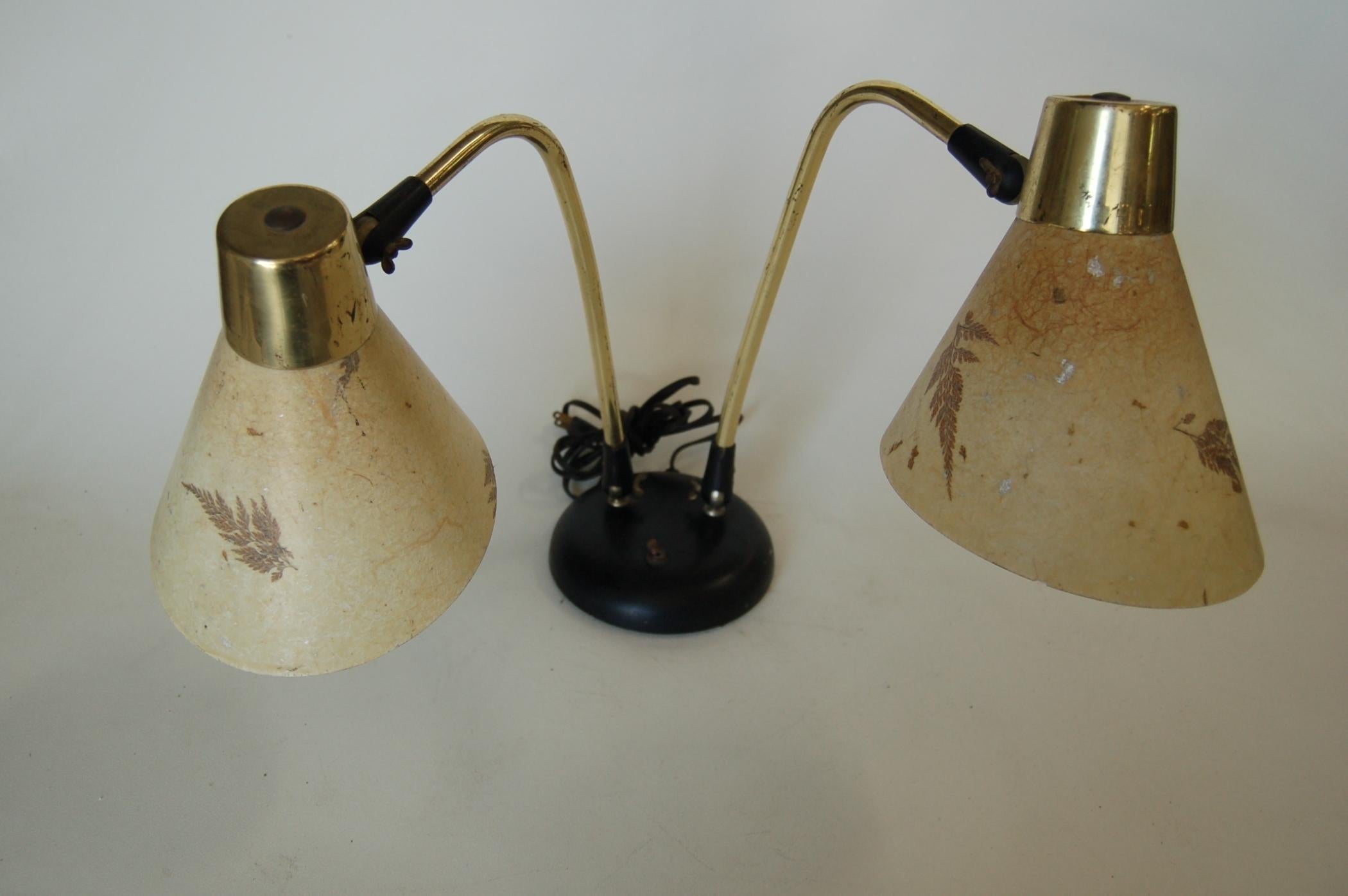 Pressed floral fiberglass double gooseneck brass adjustable cone desk table lamp. 

Measures: 24