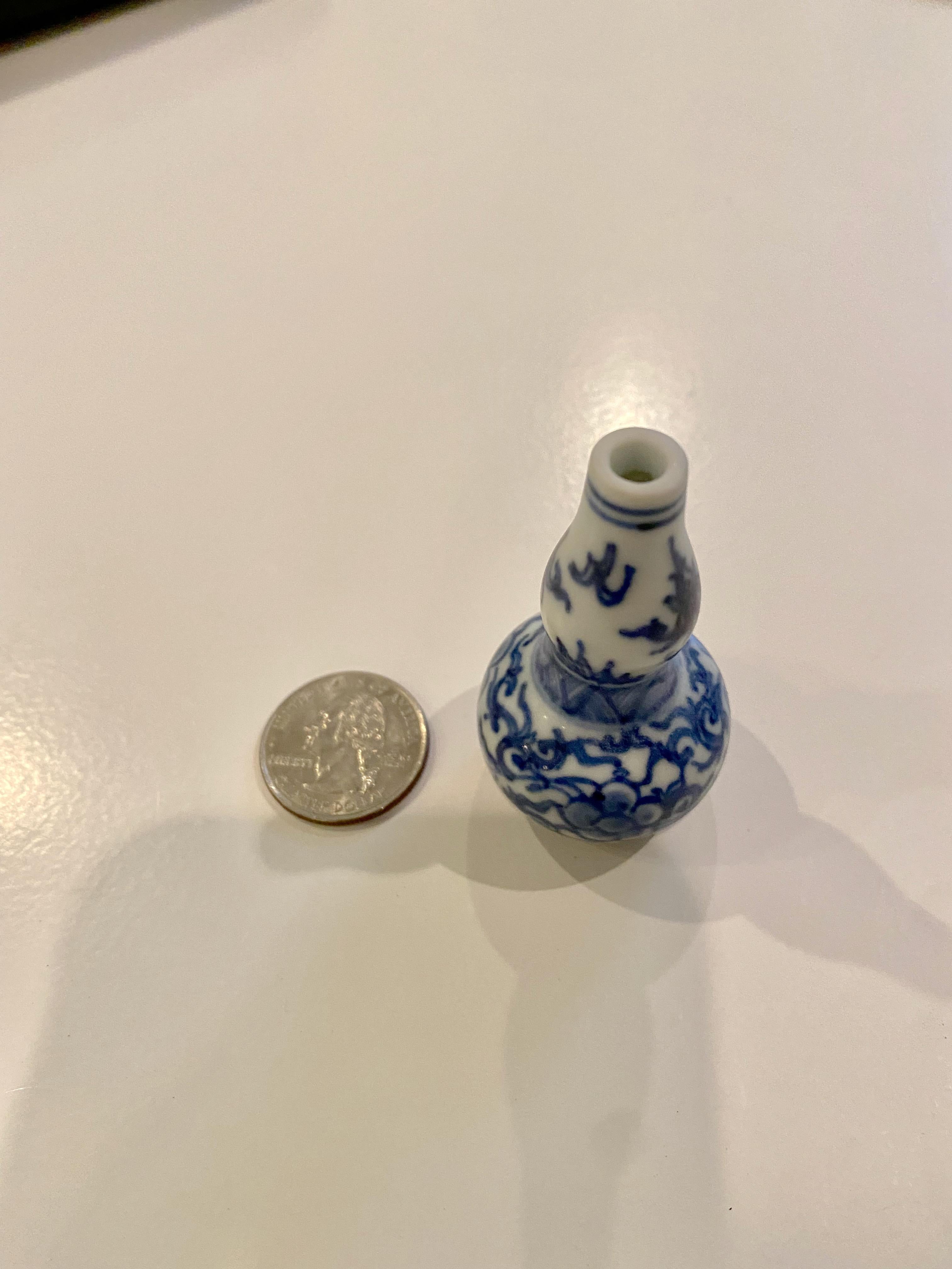 Double-Gourd Miniature Vase from Hatcher Collection  In Good Condition For Sale In Atlanta, GA