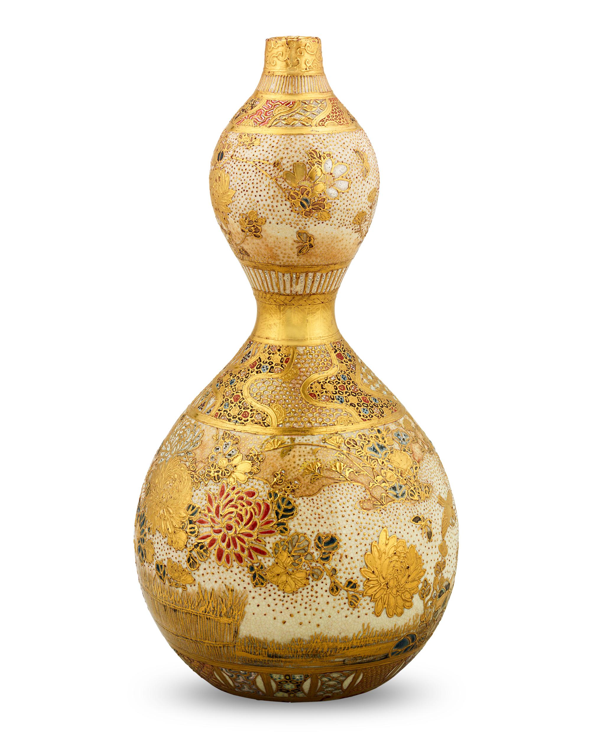 Diese japanische Satsuma-Vase mit doppelter Kehle und exquisiten Details stellt den Höhepunkt der japanischen Tonkunst dar. Aufwändig von Hand bemalt, zeigt es detaillierte Blumenmotive, die bei früheren Satsuma-Dekorationen beliebter waren. Der