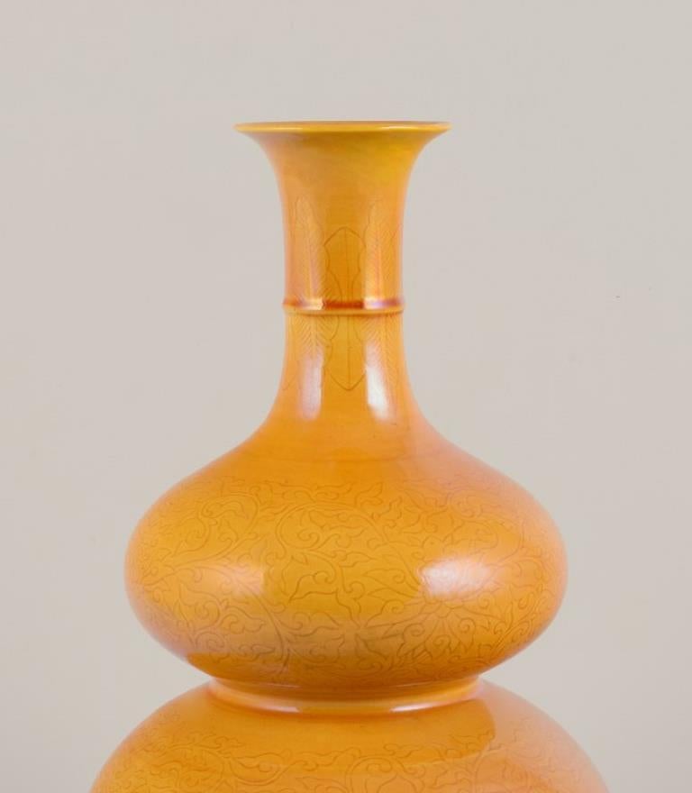 Vaso cinese a doppia zucca in porcellana.
Smalto giallo ocra, motivo floreale classico cinese.
Dal XIX secolo.
Firmato.
In ottime condizioni, con una piccola e insignificante scheggiatura sul fondo del vaso. Vedi foto.
Dimensioni: H. H. 33,0 cm x P.