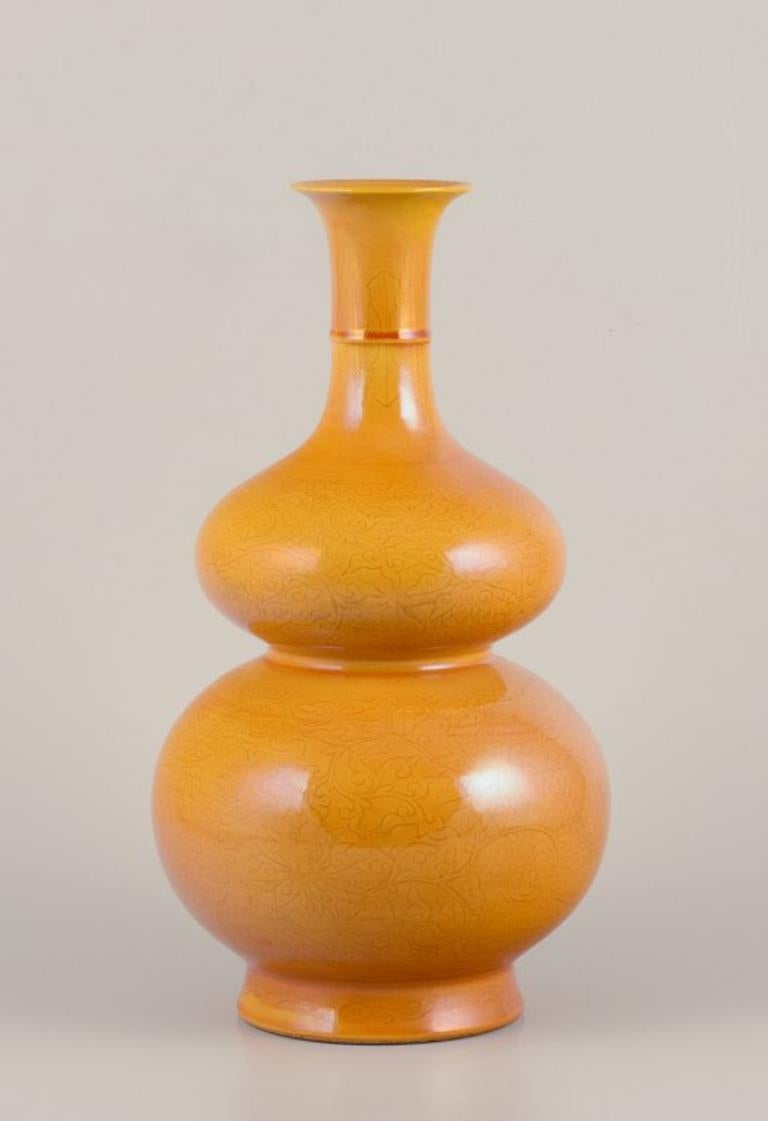 Vaso cinese a doppia zucca in porcellana. Smalto giallo ocra.