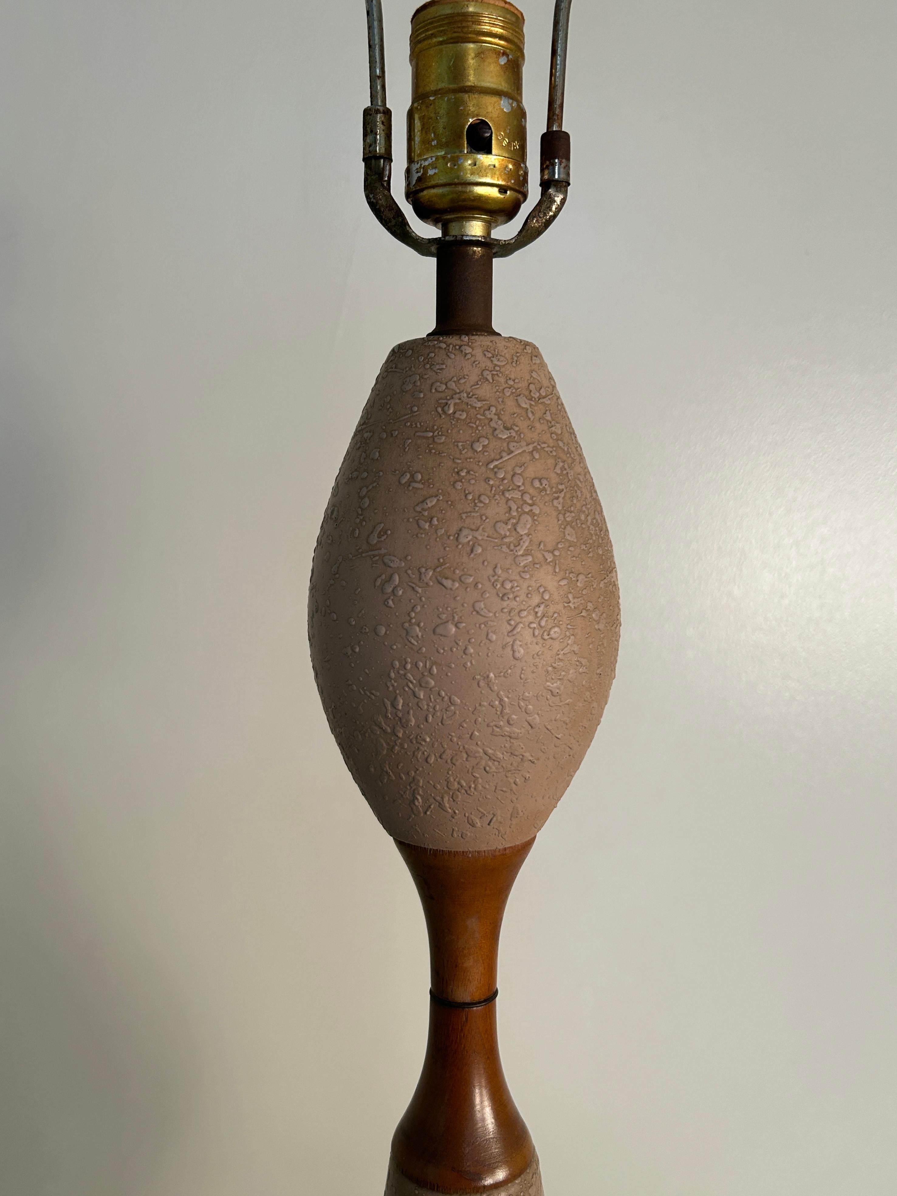 Mid-Century Modern Lampe à poser double gourde en céramique et noyer en vente