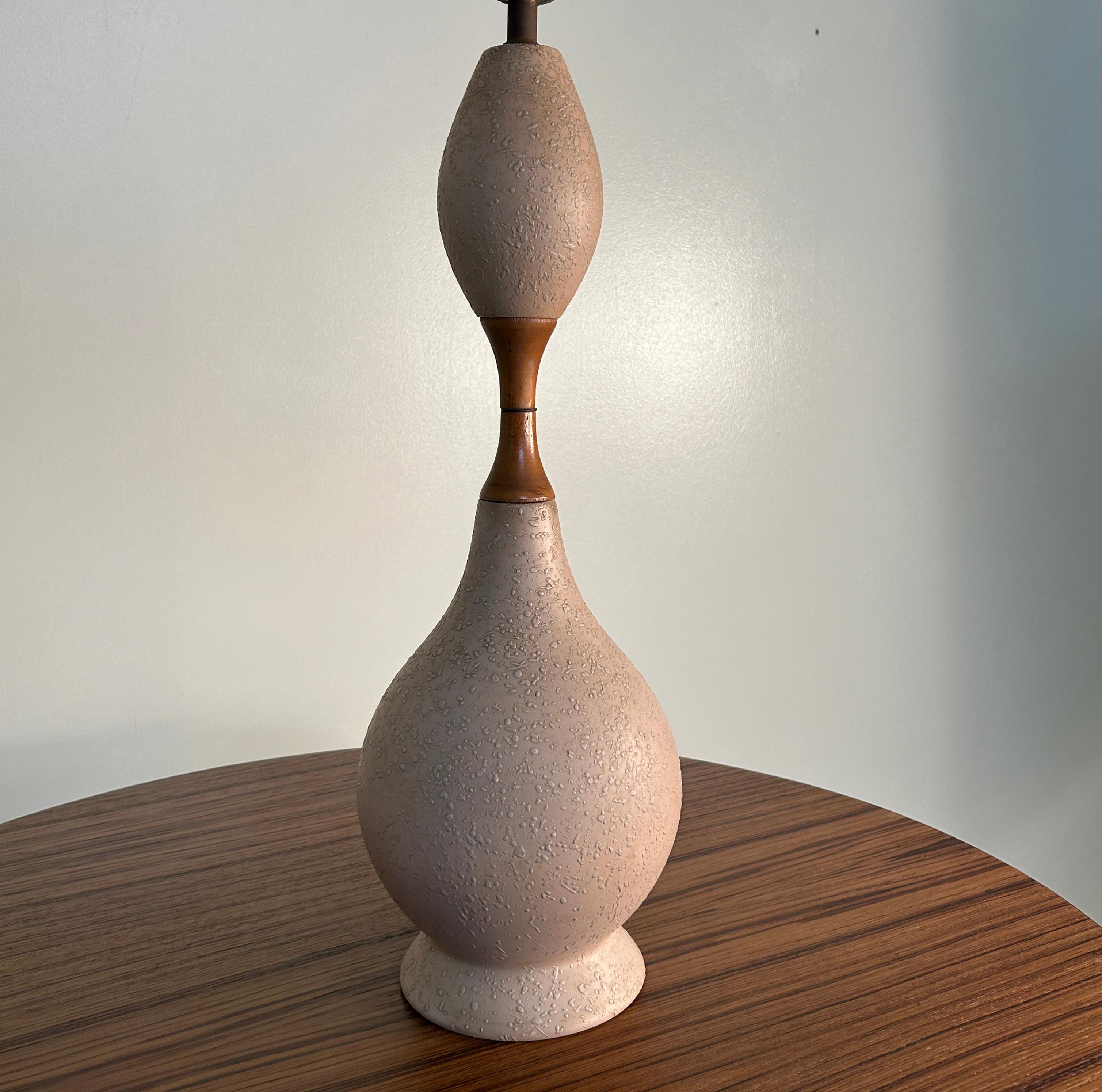 20ième siècle Lampe à poser double gourde en céramique et noyer en vente