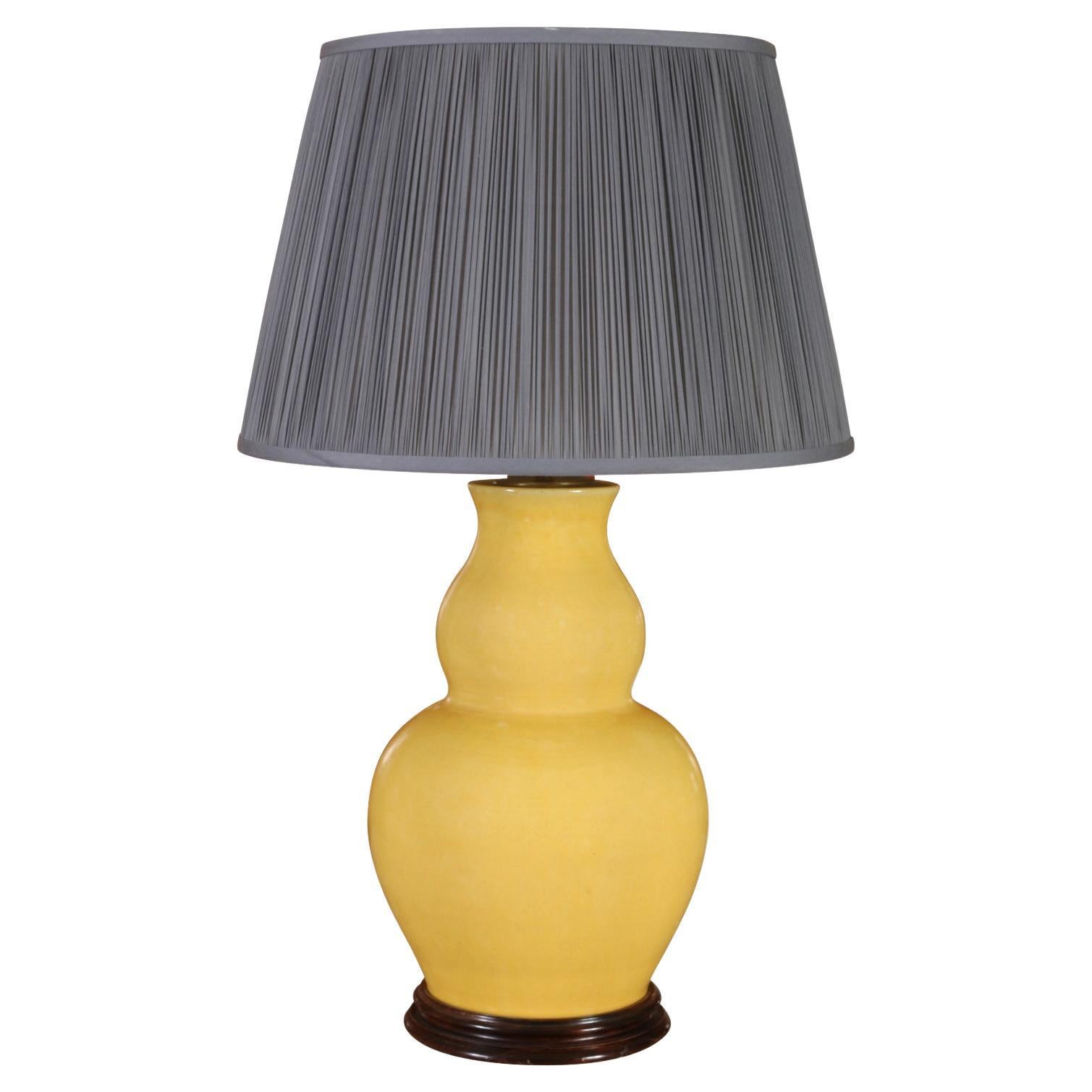 Lampe de bureau à double gourde en céramique émaillée jaune sur socle en bois