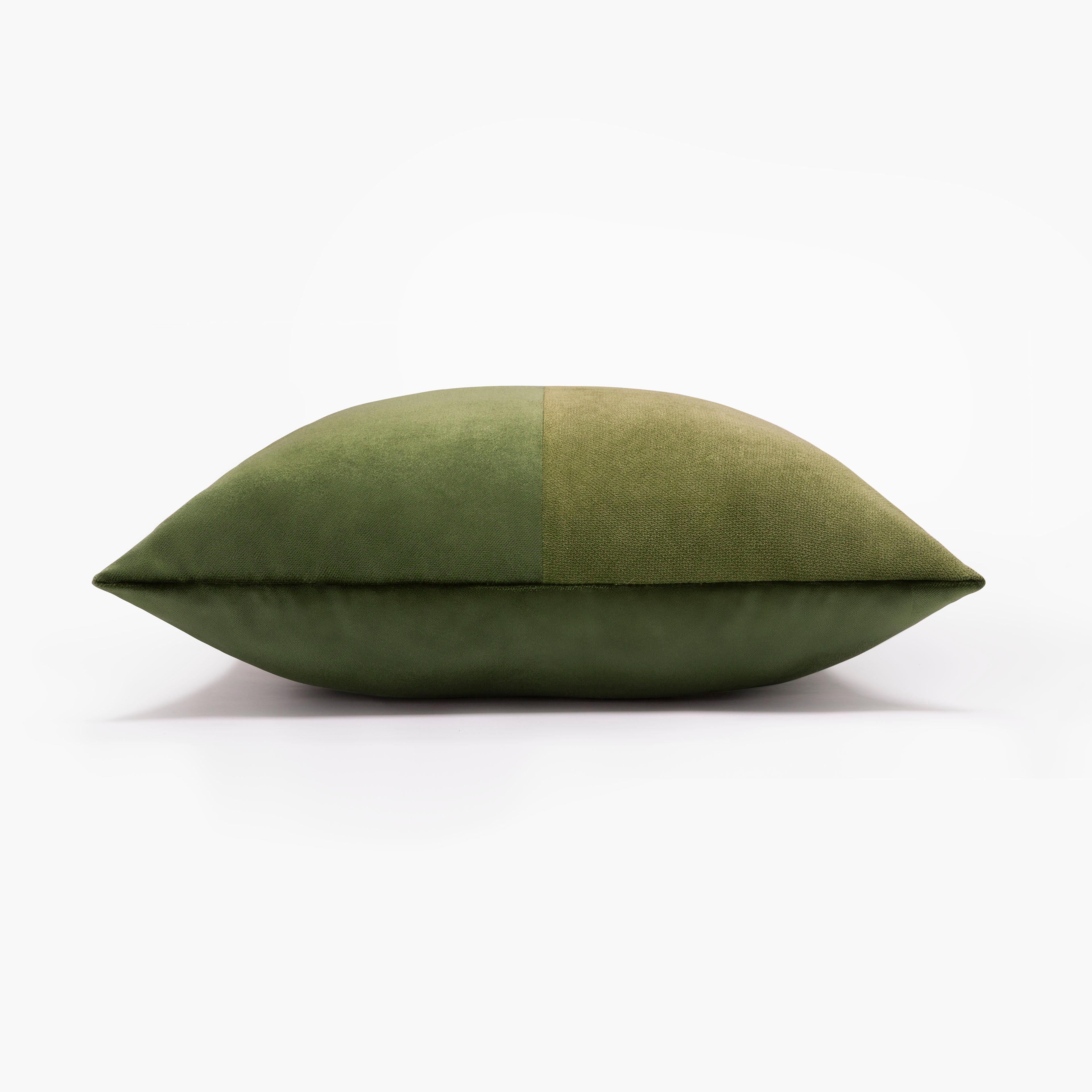 The geometrical shape of this elegant cushion is adorned with a stunning cover that is sophisticated and fresh, adding a delicate decorative accent to a modern living room. 
The contrasting color and aesthetic balance of this accent piece make it