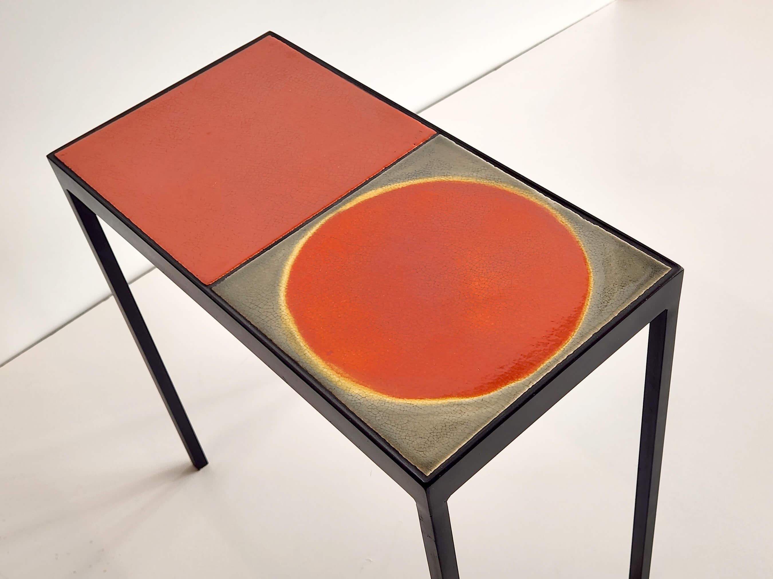 Ces tables d'appoint doubles ont été réalisées avec des carreaux de céramique fabriqués dans les années 1970 par M. Capron, l'un des céramistes les plus connus de l'ère moderne.  Chaque carreau est unique, émaillé à la main et varié en couleur et en