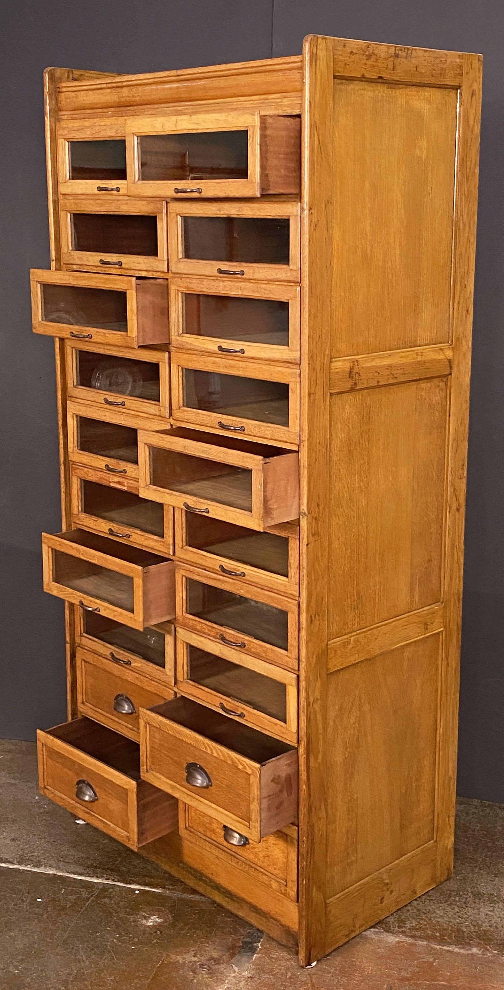 Doppelter Haberdasher-Schrank mit glasgefassten Schubladen aus England im Angebot 2