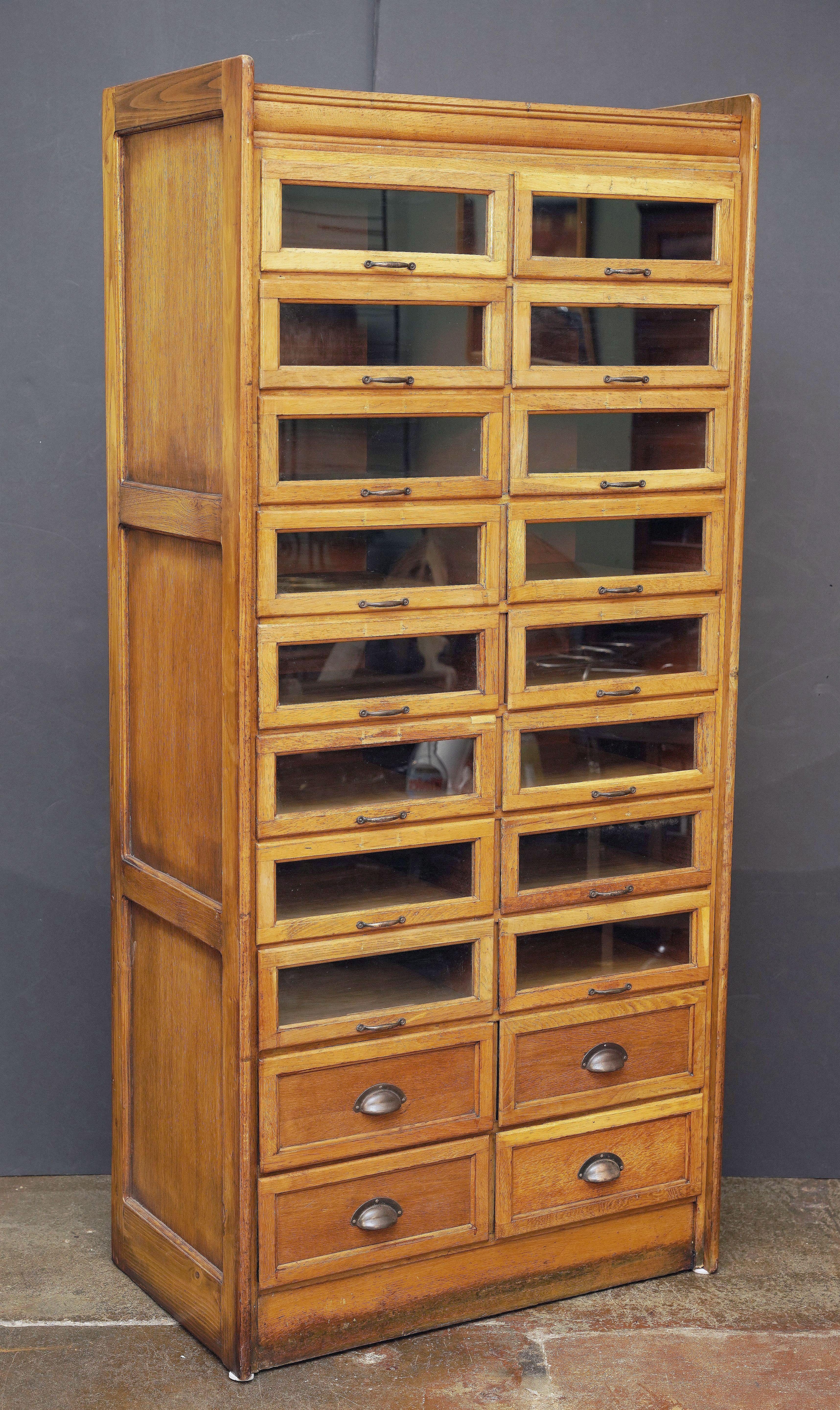 Doppelter Haberdasher-Schrank mit glasgefassten Schubladen aus England (Industriell) im Angebot