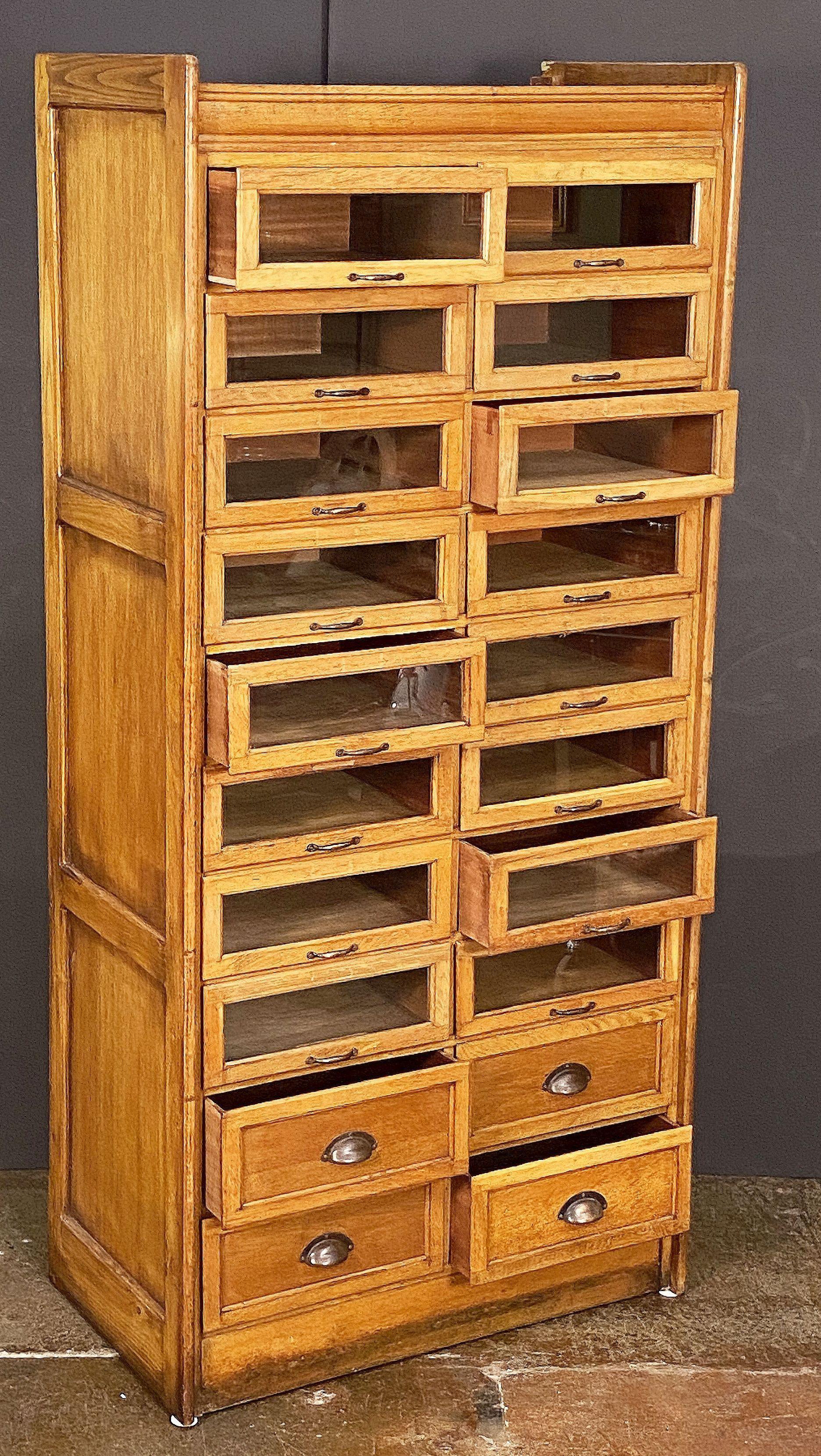 Doppelter Haberdasher-Schrank mit glasgefassten Schubladen aus England (Englisch) im Angebot