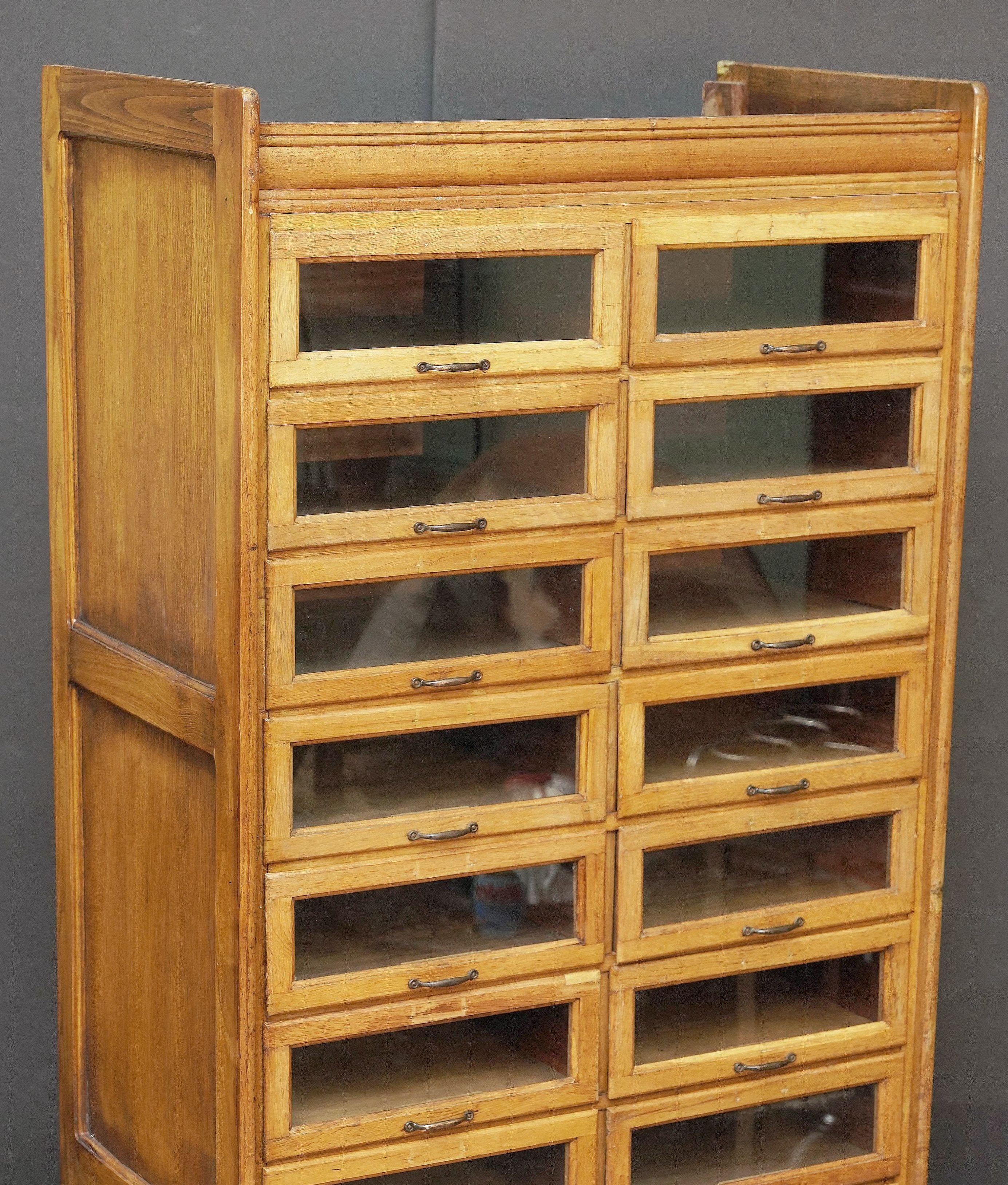 Doppelter Haberdasher-Schrank mit glasgefassten Schubladen aus England (Patiniert) im Angebot