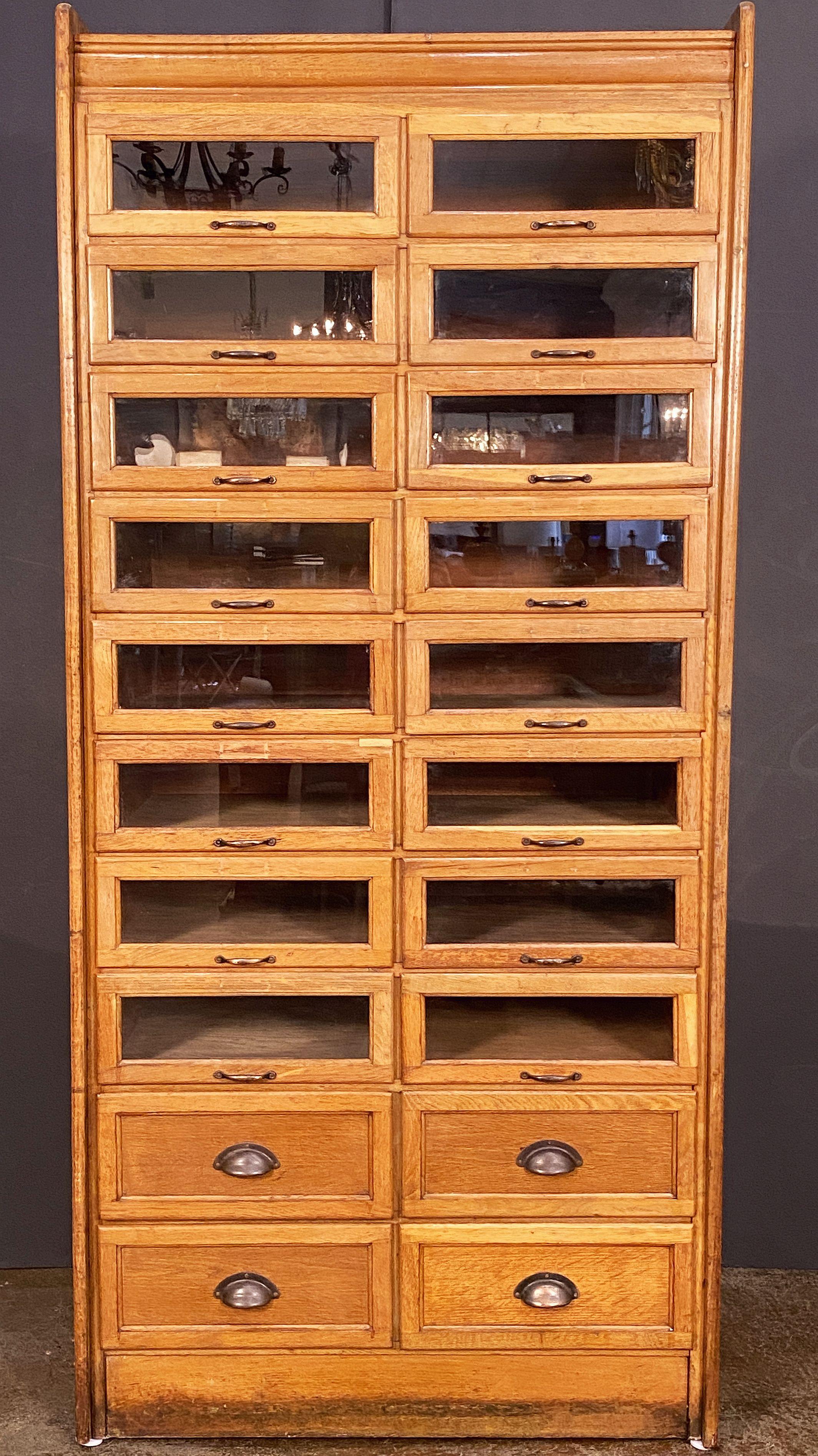 Doppelter Haberdasher-Schrank mit glasgefassten Schubladen aus England im Zustand „Gut“ im Angebot in Austin, TX