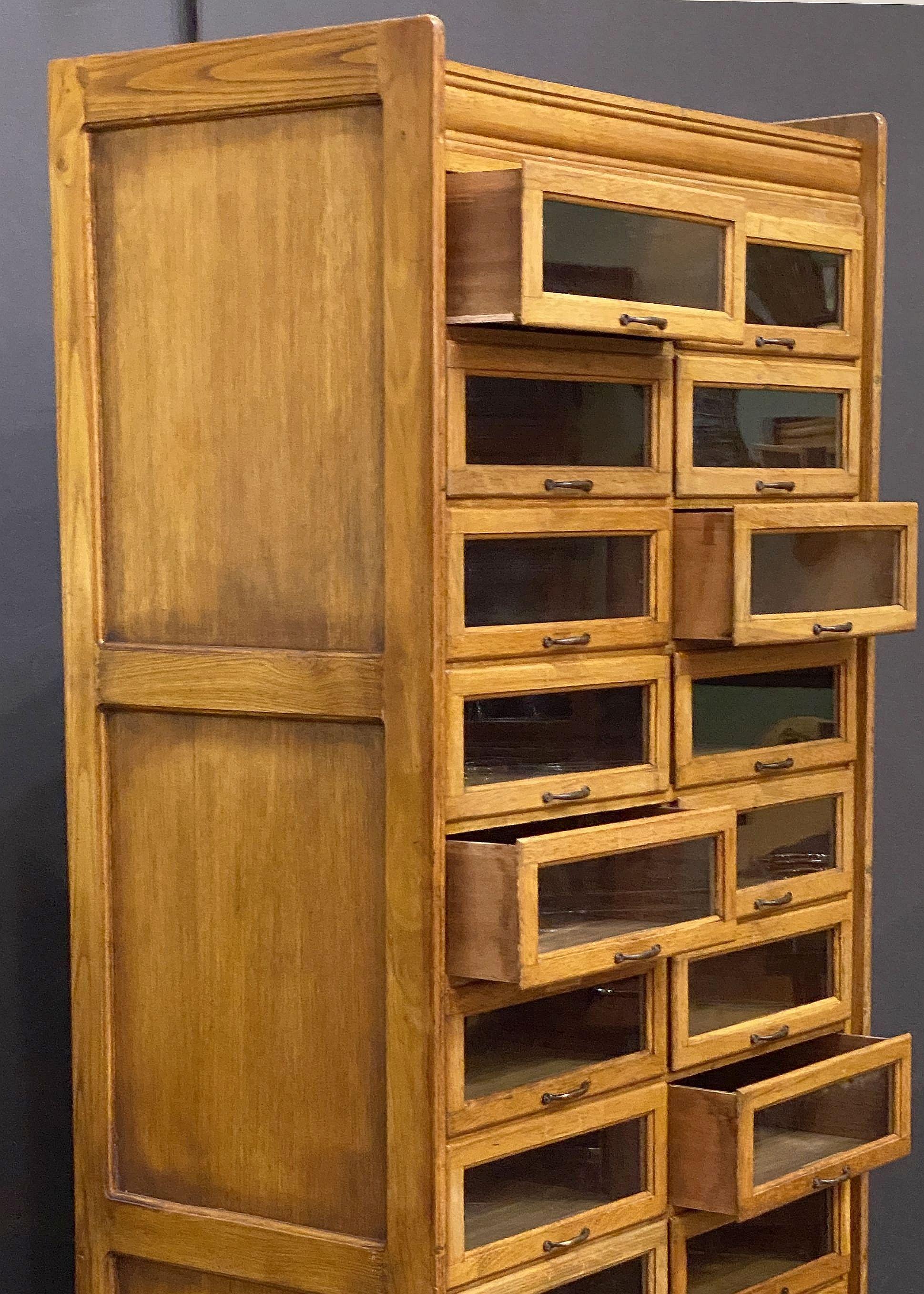 Doppelter Haberdasher-Schrank mit glasgefassten Schubladen aus England (20. Jahrhundert) im Angebot